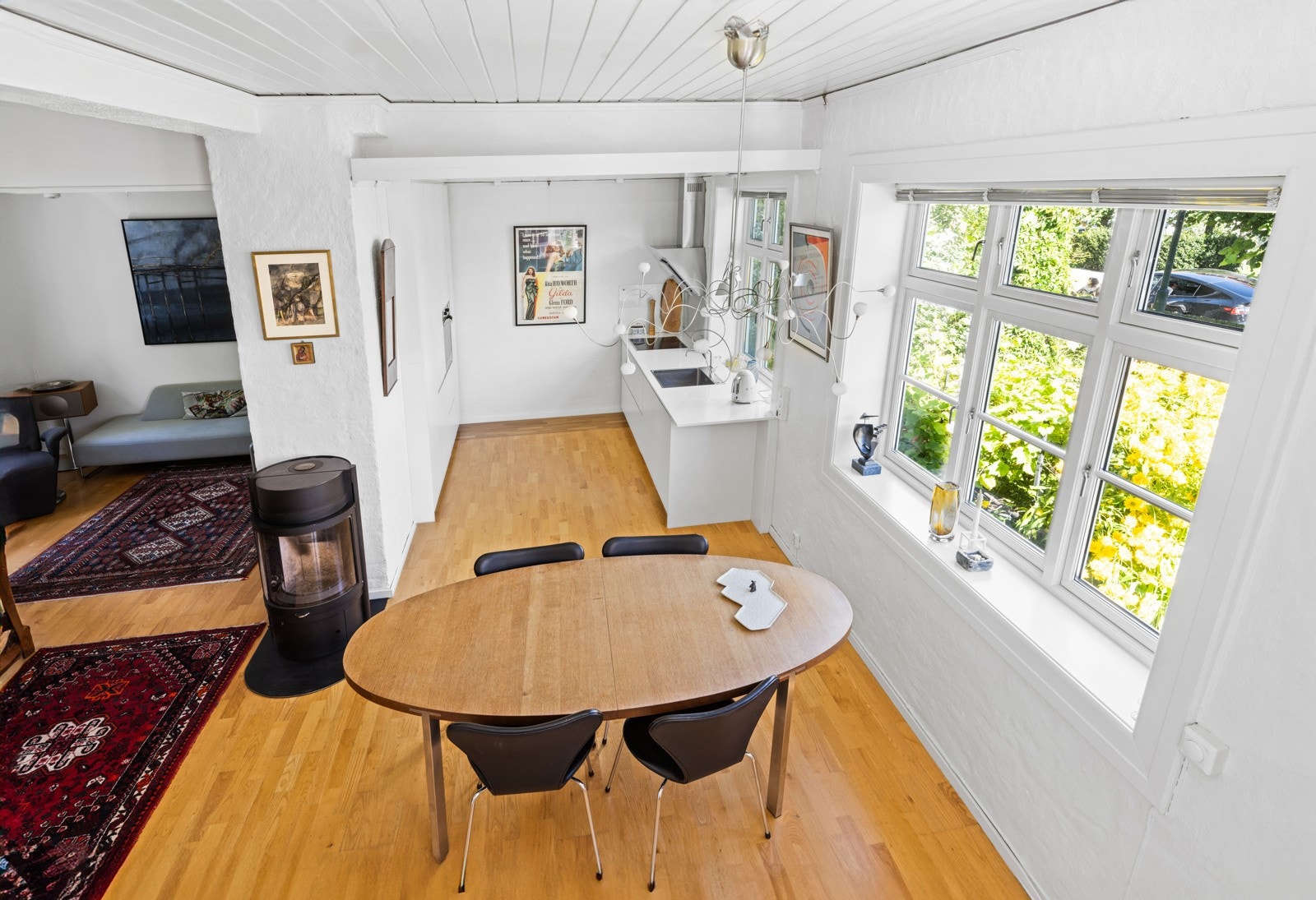 I første etasje finner du stue, spisestue, kjøkken og et bad/vaskerom. Galleribilde