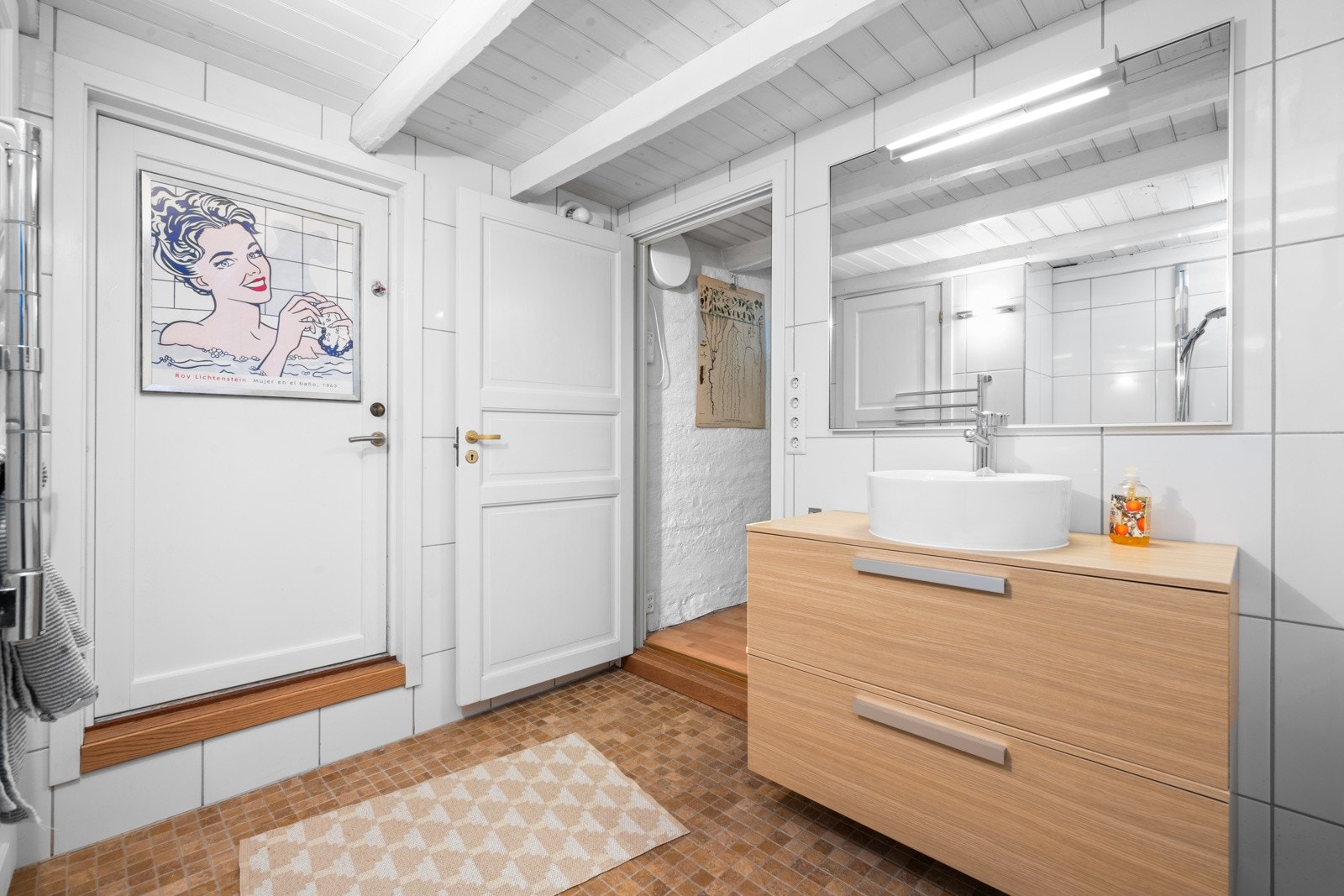 Badet i kjelleren ble etablert i 2007 med varmekabler i gulvet, dusjnisje, servant med underskap og veggmontert WC. Galleribilde