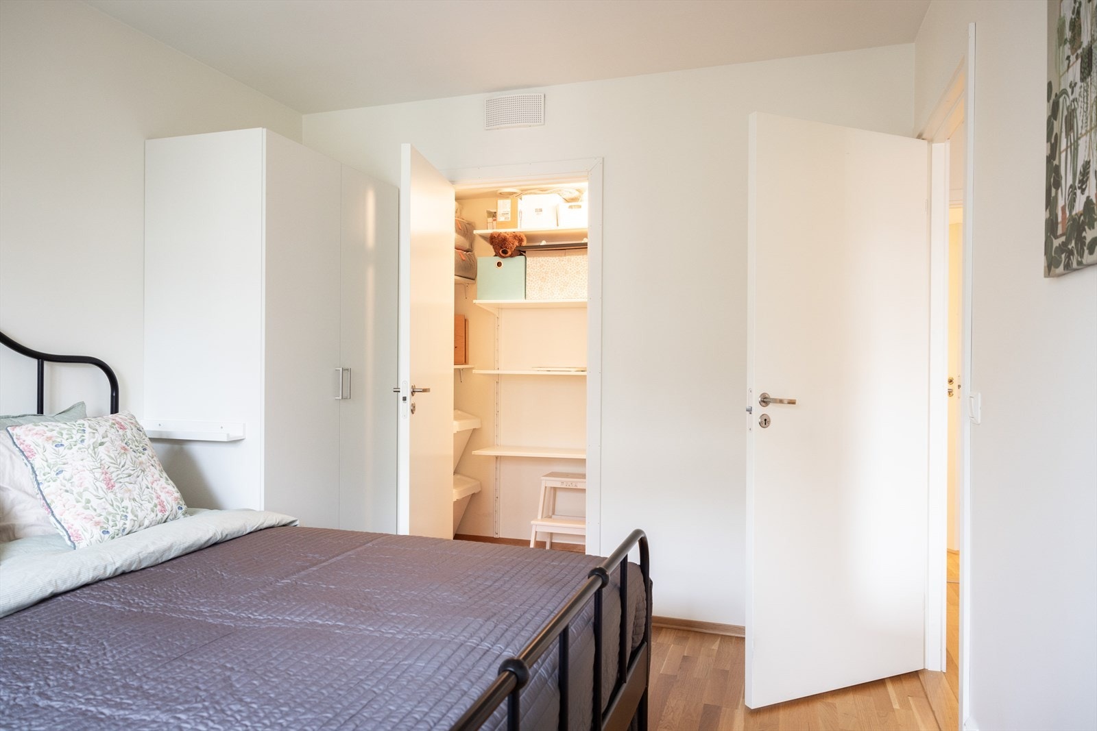 Fra soverommet er det direkte inngang til en innvendig bod. Galleribilde