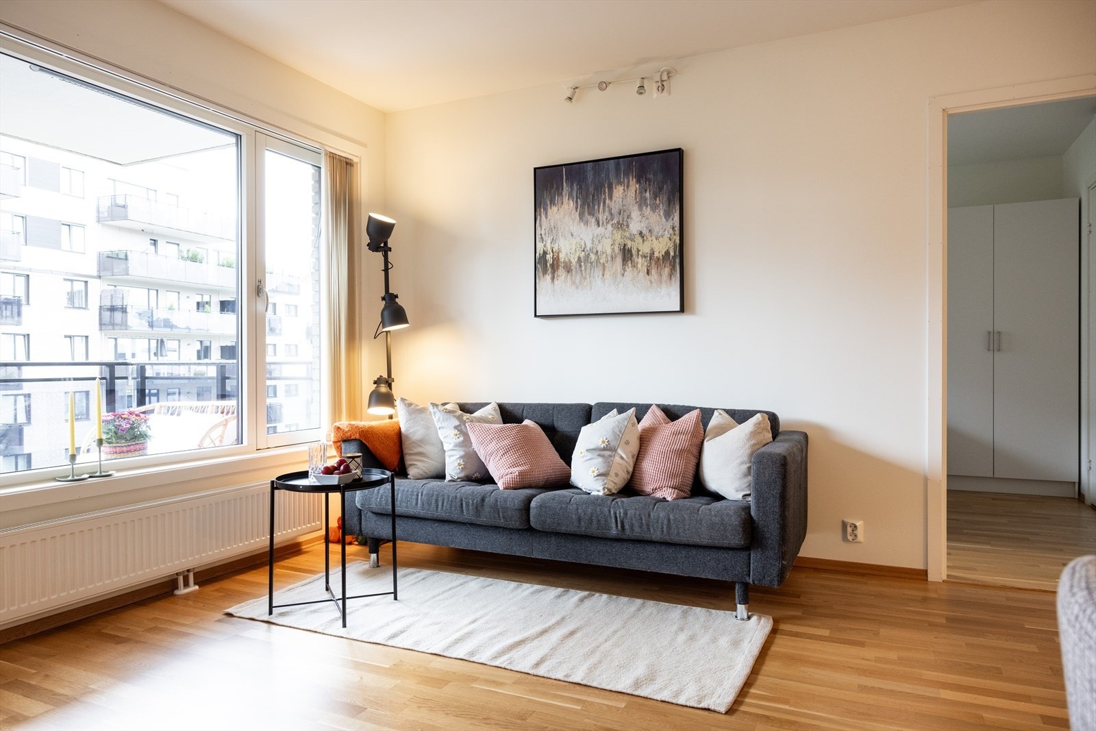 Leiligheten holder en gjennomgående god standard med lysmalte overflater og parkett på gulv. Galleribilde