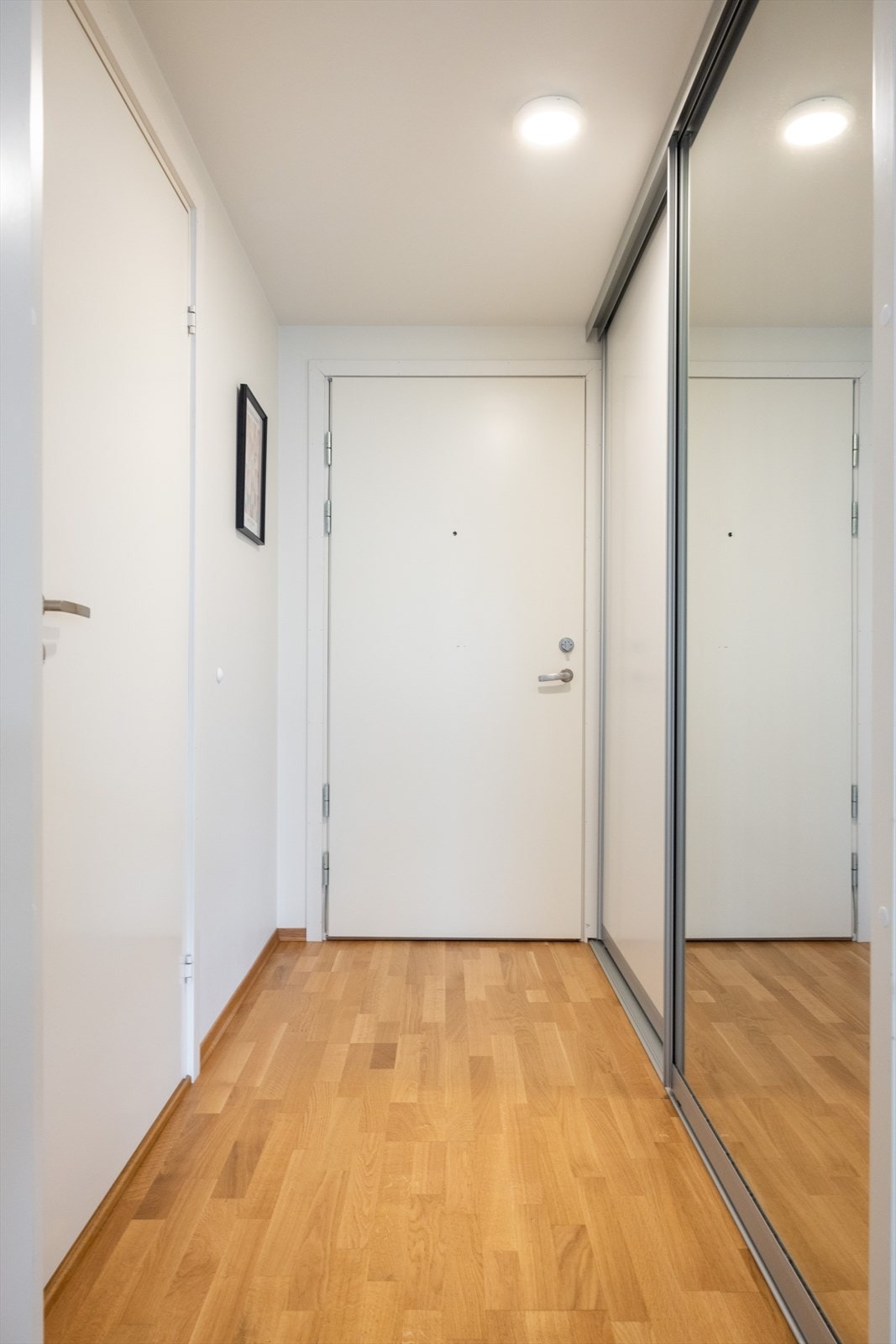 Legg merke til den romslige skyvedørsgarderoben. Galleribilde