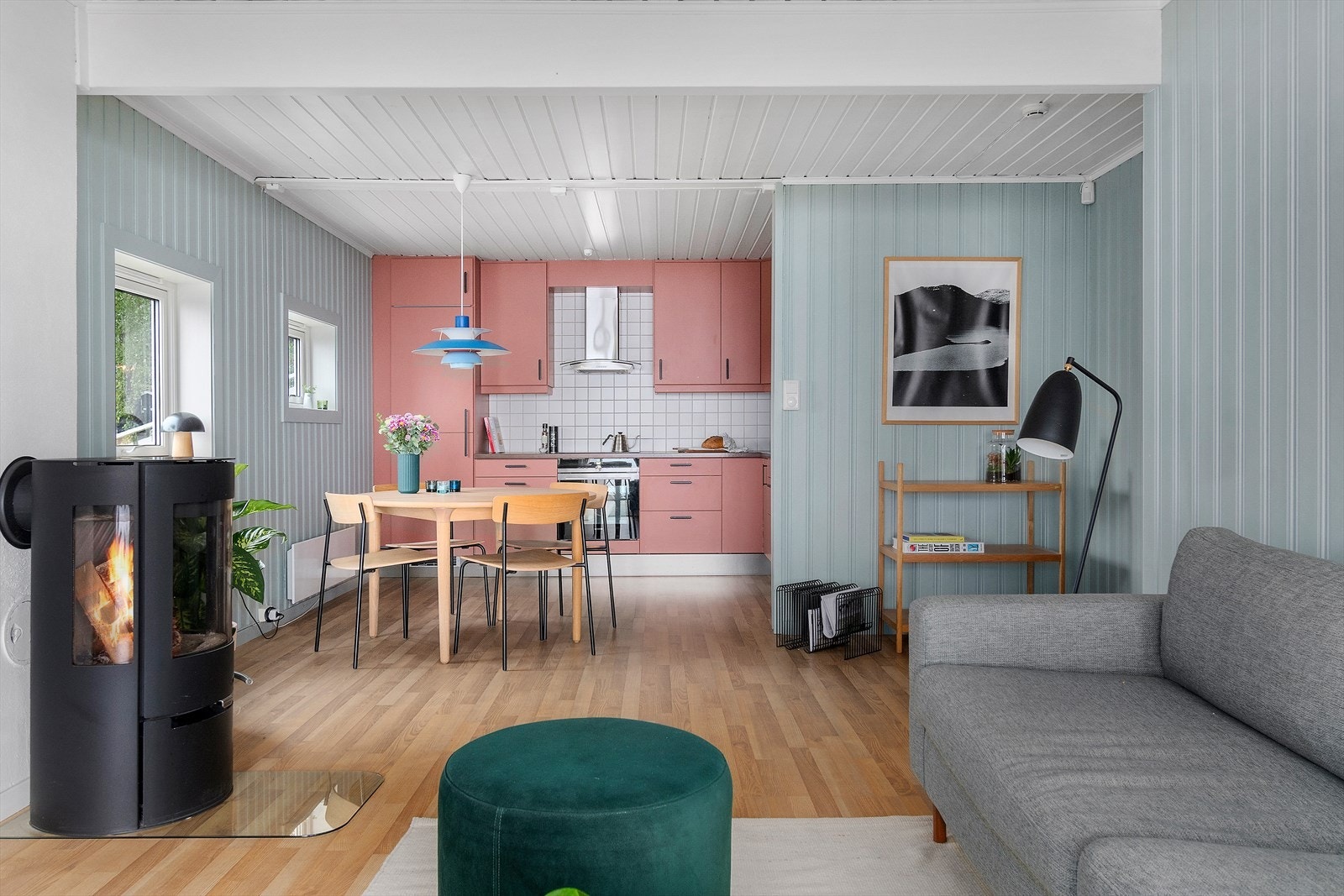 Midt i rommet er det plassert en flott vedovn som varmer godt på kalde høstdager! Galleribilde