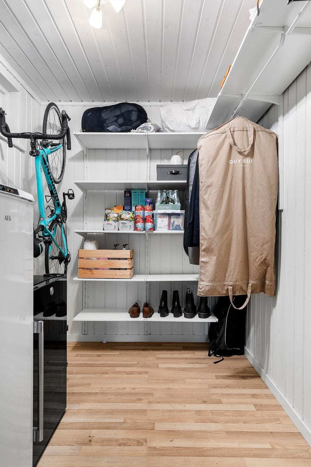 Super praktisk innvendig bod med gode oppbevaringsmuligheter. Leiligheten disponerer også en utvendig bod på ca. 5m². Galleribilde