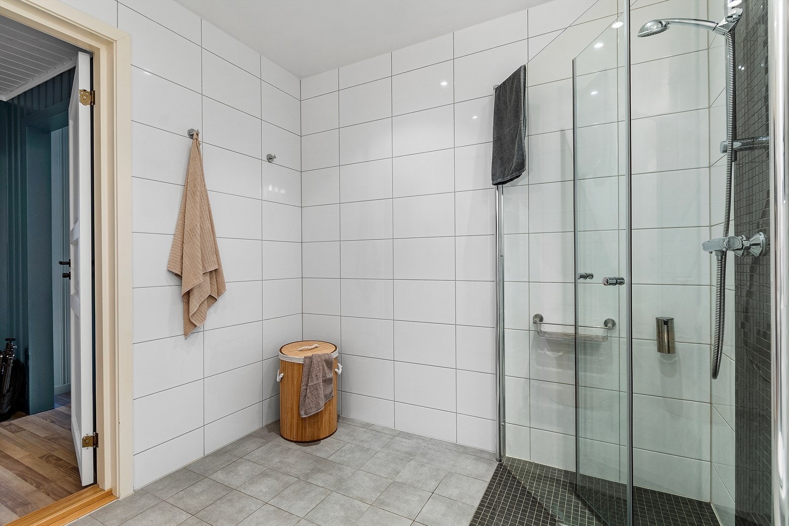 Badet har elektrisk gulvvarme, downlights i taket og tilkoblet mekanisk avtrekk. Galleribilde