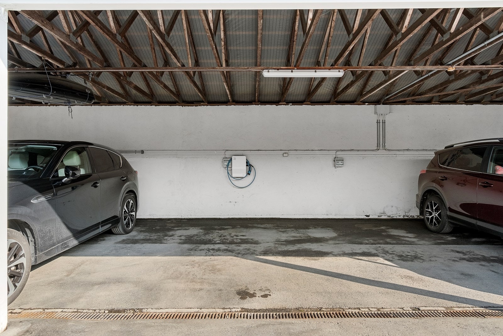 Det medfølger en biloppstillingsplass med elbil-lader. Det er også gjesteparkering til de som kommer på besøk. Galleribilde