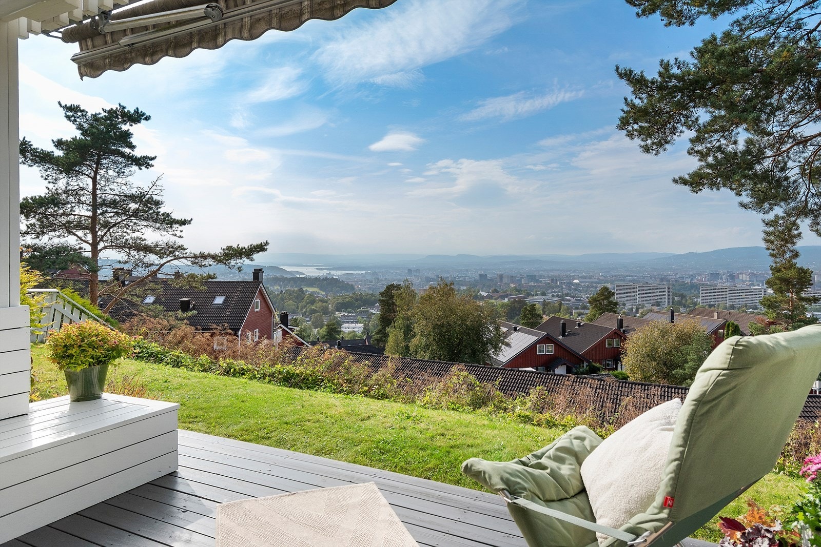 Flott terrasse med en fantastisk utsikt utover byen og fjorden! Galleribilde