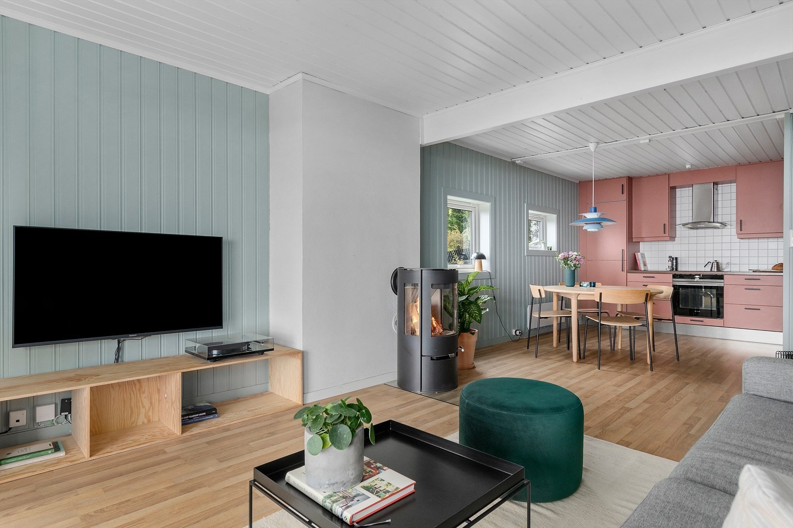 Stuen har en fin planløsning med god plass til sofagruppe, tv-møbler og spisebord Galleribilde