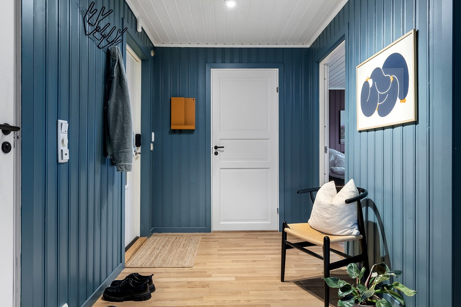 Innbyende entré med god til oppheng av yttertøy og plassere sko Galleribilde