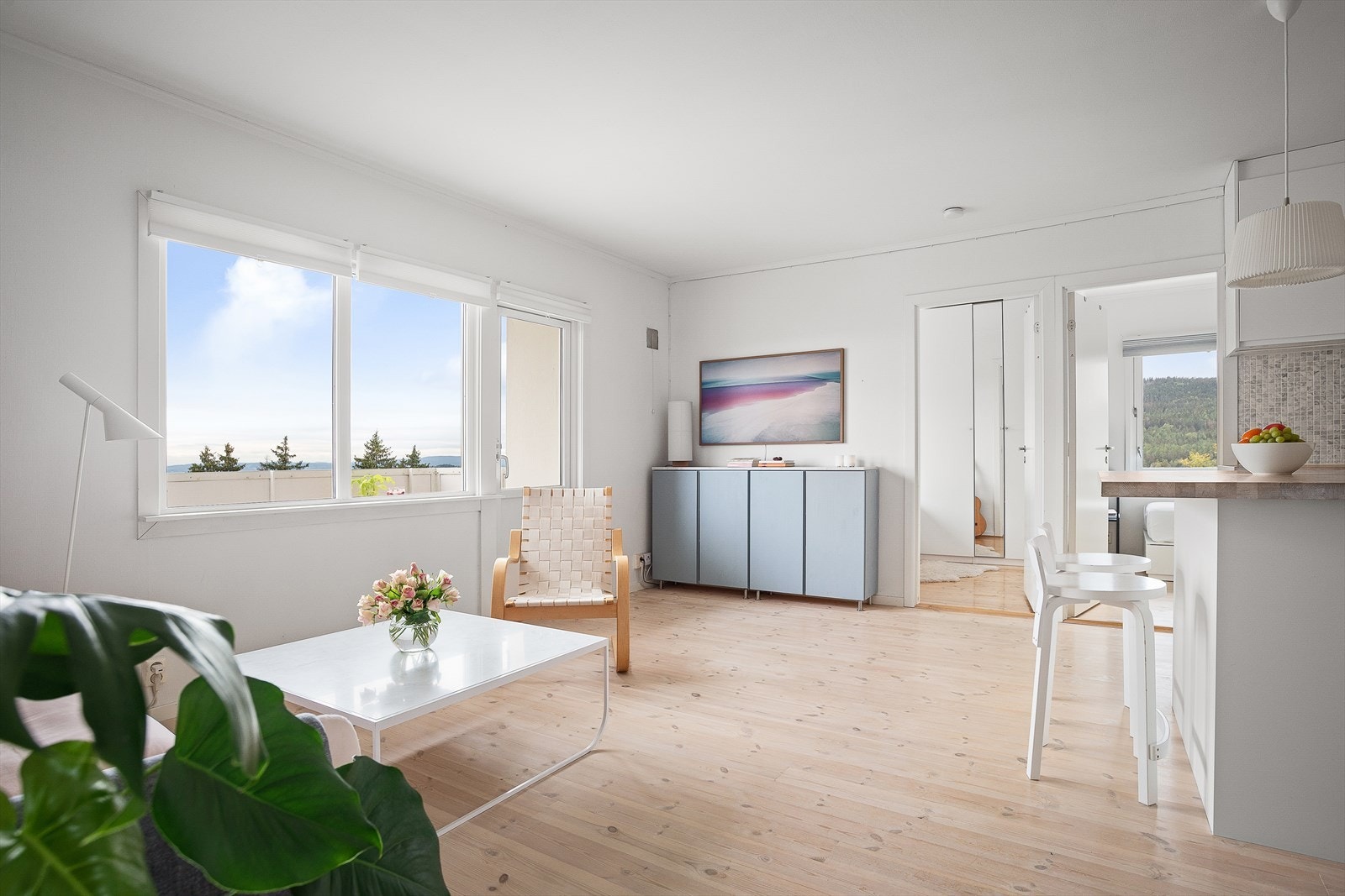 Store vindusflater gir rikelig med naturlig lys og vakker utsikt. Galleribilde