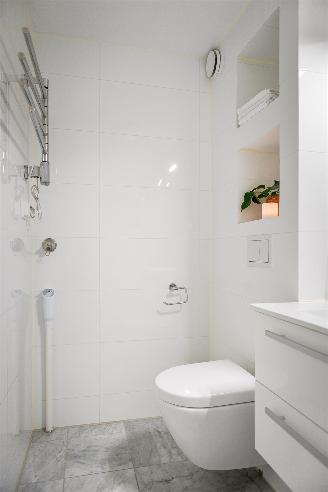 Veggfestet håndklevarmer og utstillingshyller er en flott detalj. Galleribilde