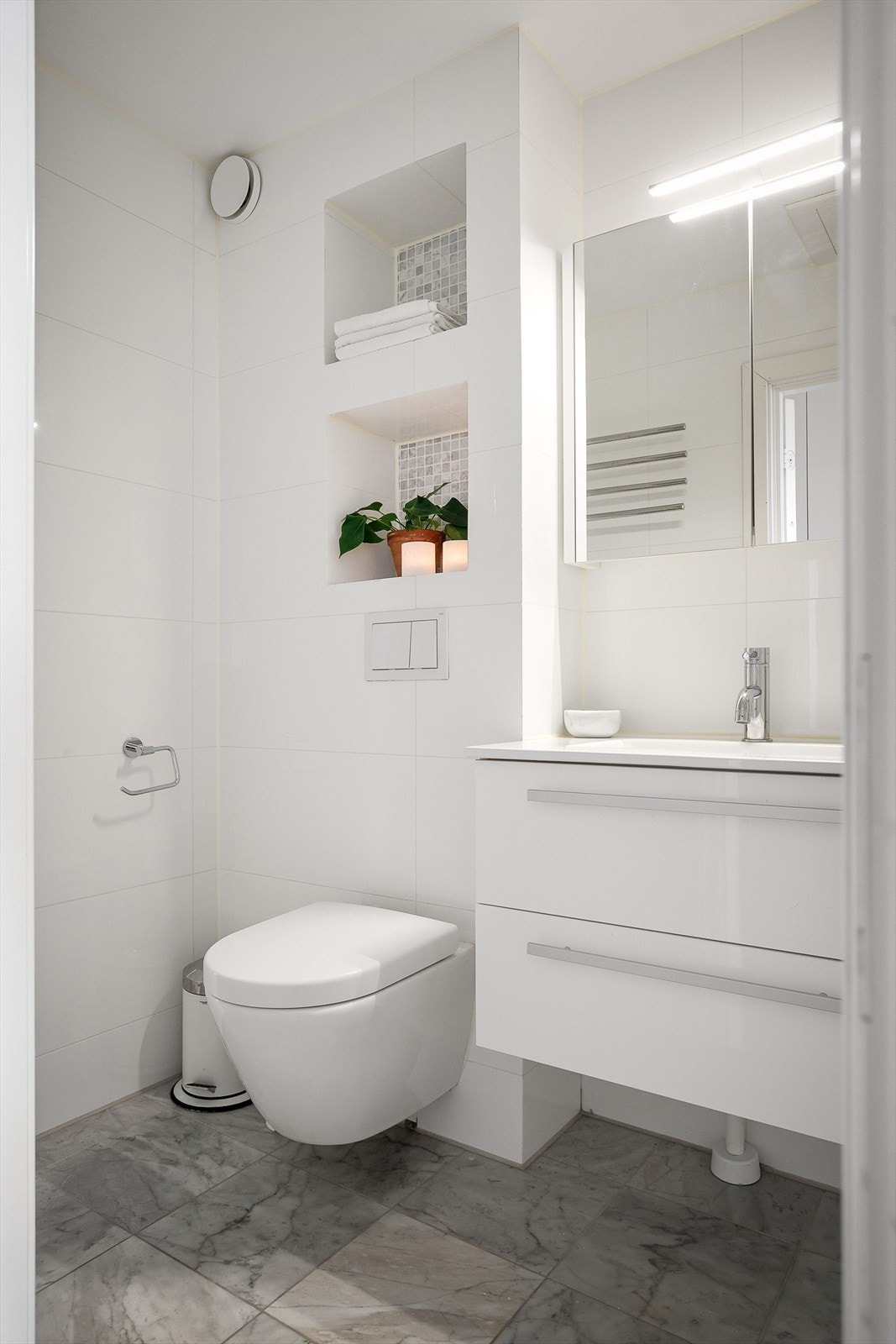 Badet er utstyrt med opplegg for vaskemaskin og varmekabler for ekstra komfort. Galleribilde