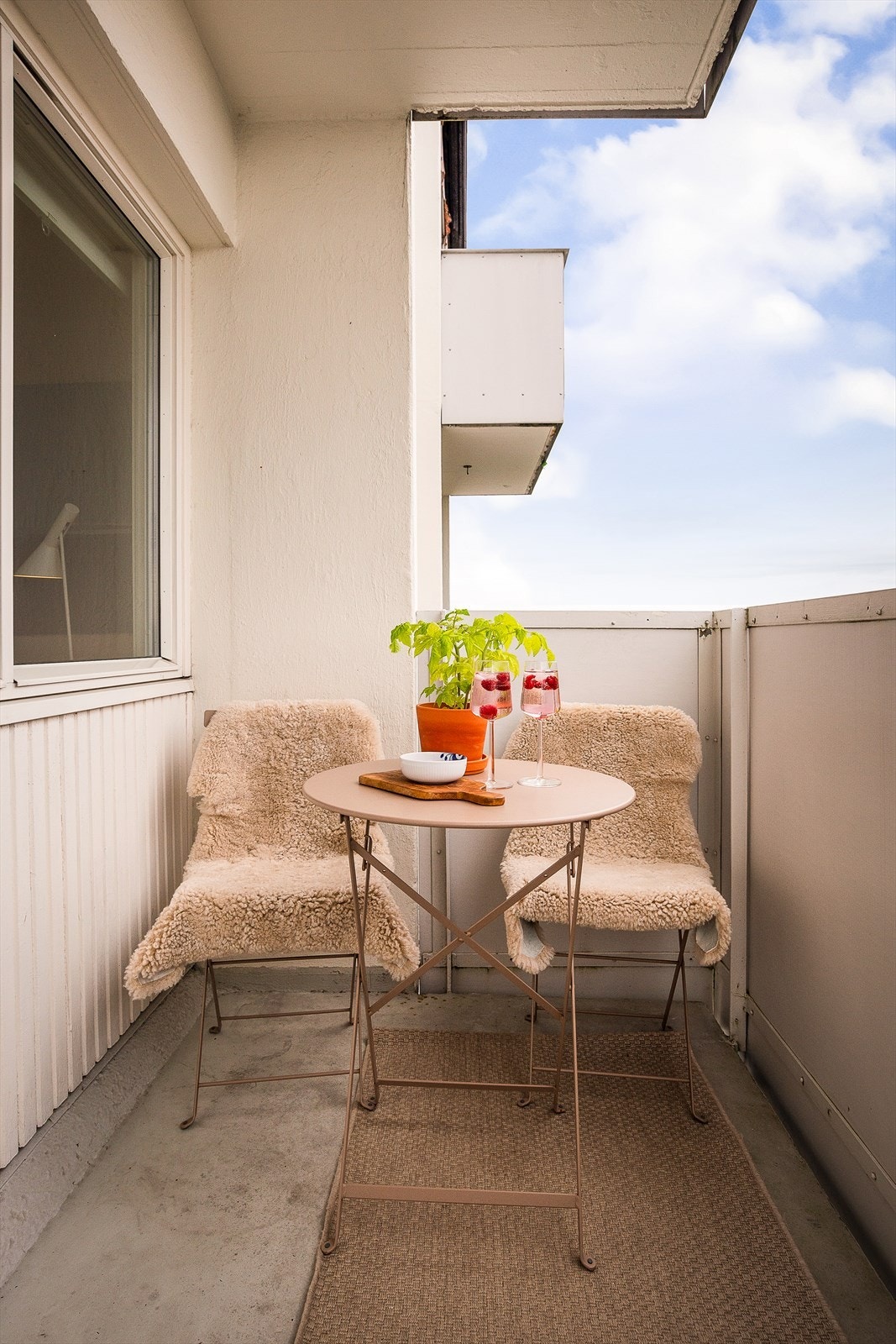 Balkongen er romslig med sine 4 kvm. og har god plass til bord og stoler. Galleribilde