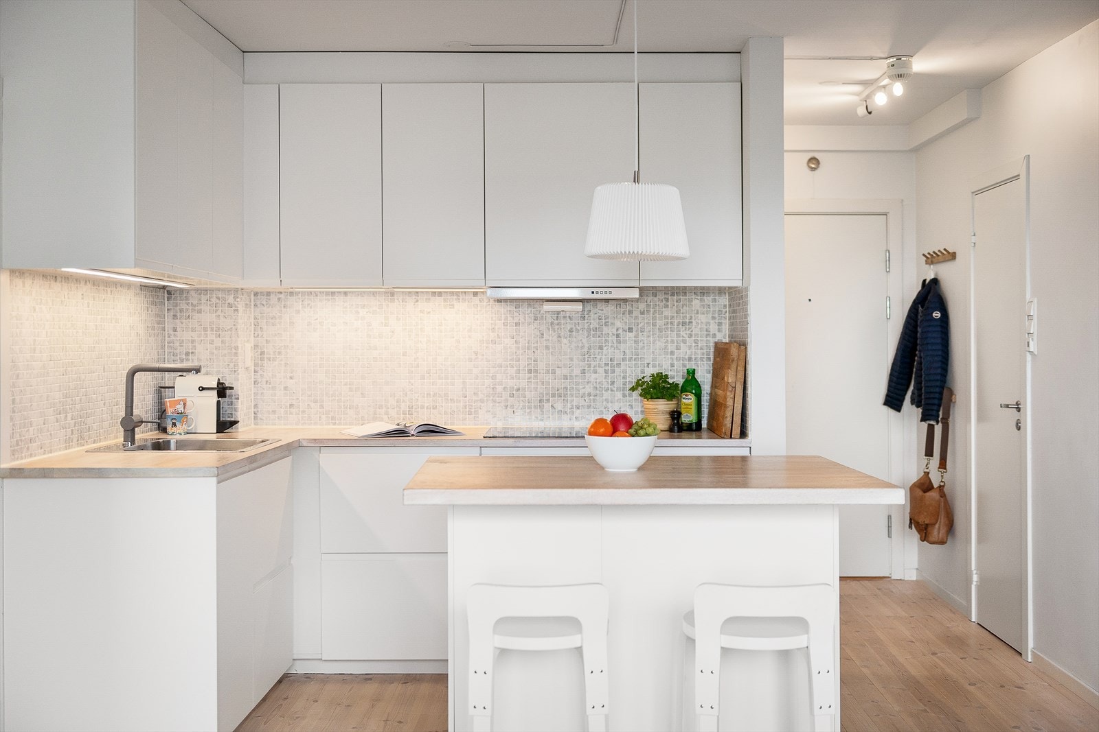 Stilren kjøkkeninnredning levert av IKEA fra 2019. Galleribilde