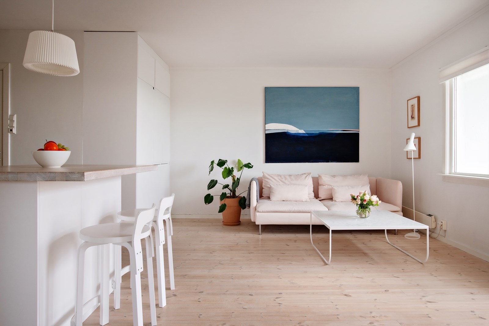 Stuen er utstyrt med plassbygd skap som gir godt med lagring og oppbevaringsplass. Galleribilde