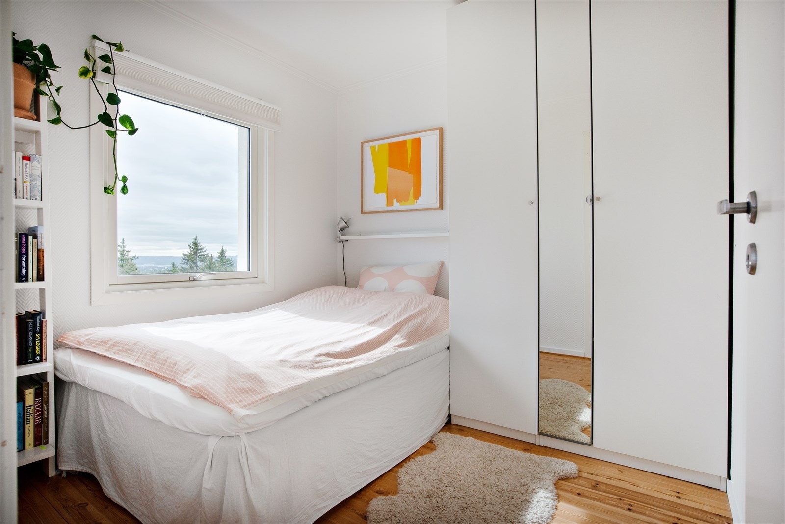 Soverom 1 er romslig og har god plass til seng og garderobeløsning. Galleribilde