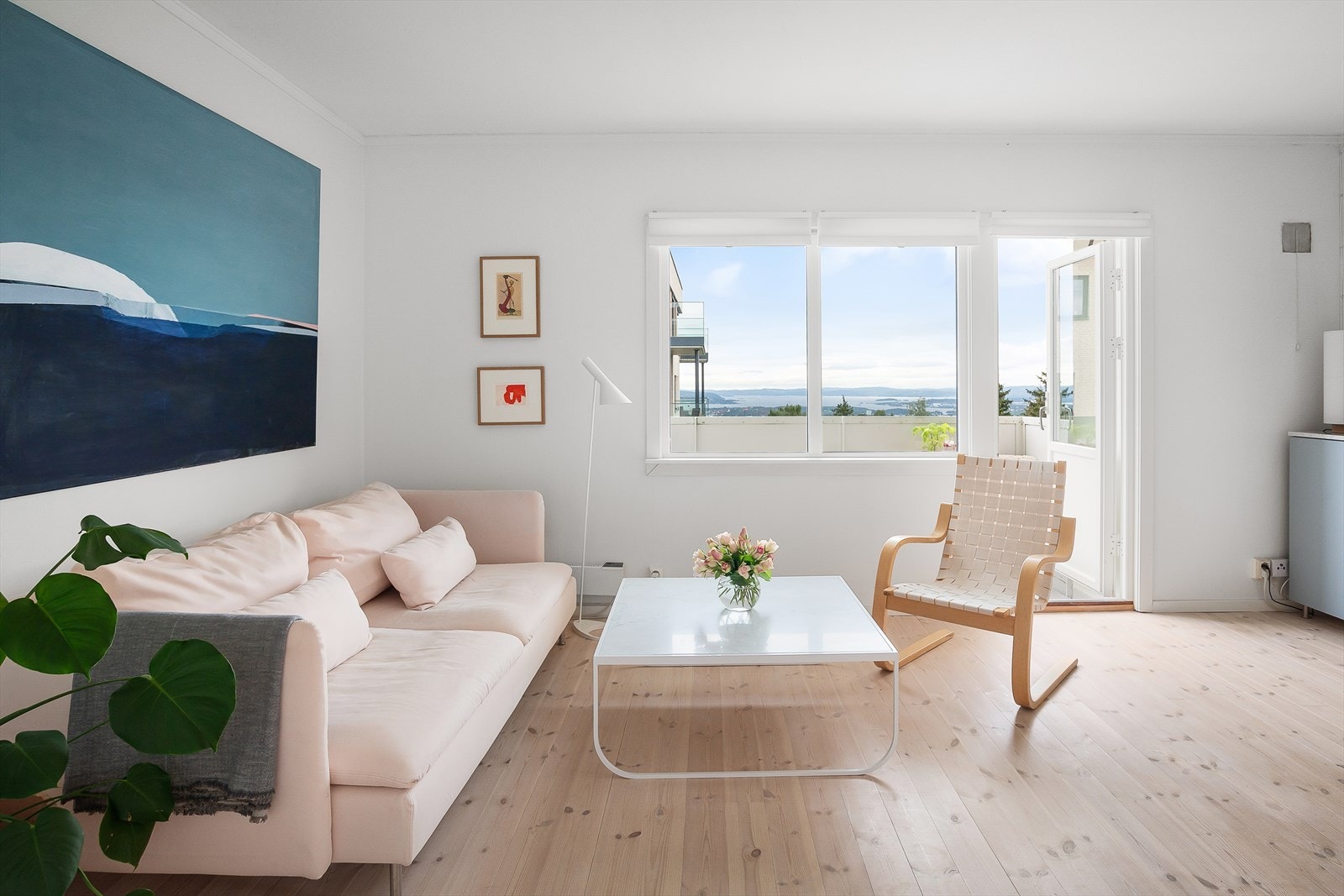 Leiligheten på 45 kvm i 8. etasje, ligger attraktivt og rolig til på Kringsjå med kort vei til Meny og kollektivtransport. Galleribilde