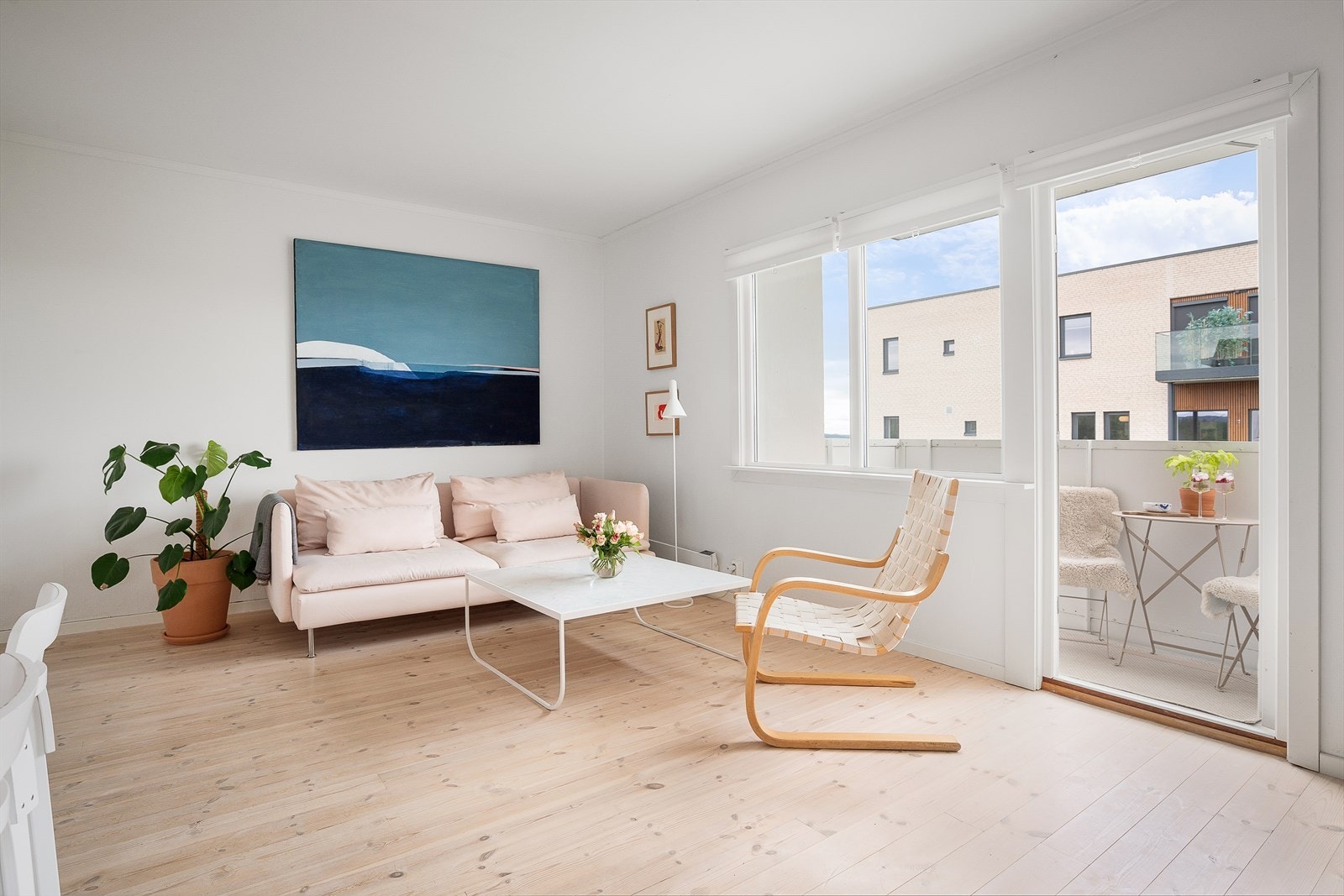 Stuen er romslig med naturlige møbleringssoner - God plass til komfortabel sofa, salongbord og mediemøbler. Galleribilde