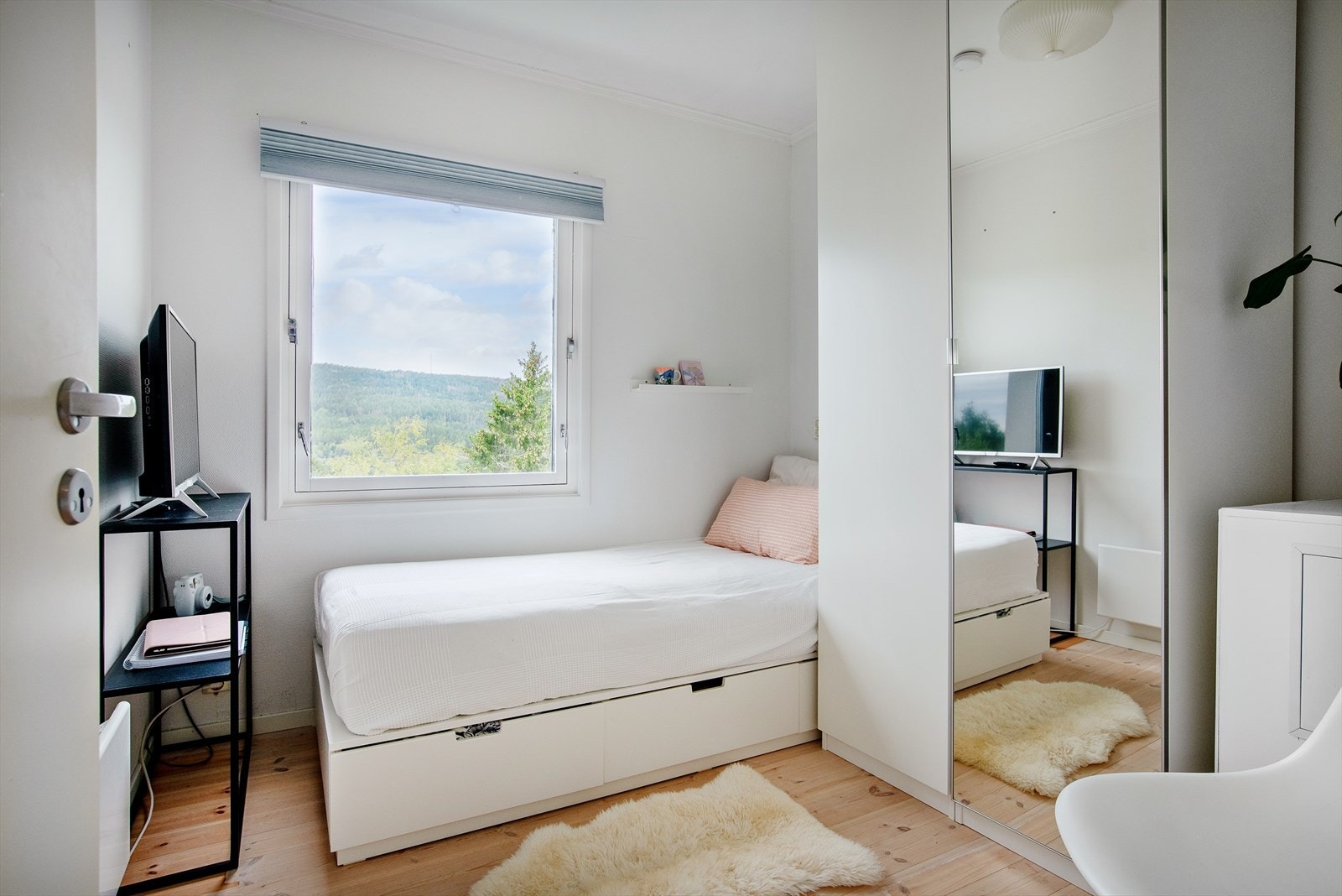 Soverom 2 har også god plass til seng, nattbord og garderobeløsning - Her finnes det muligheter for kreative løsninger. Galleribilde