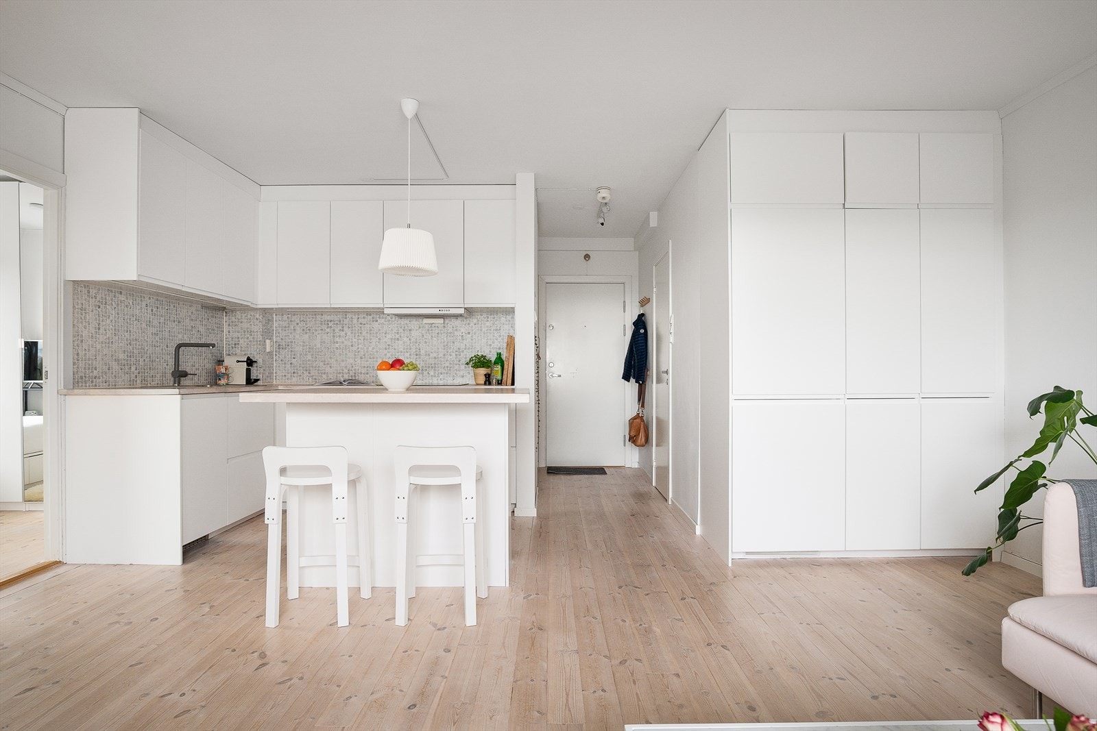 Gulvet er lagt i lekkert heltre furu i 2018. Galleribilde