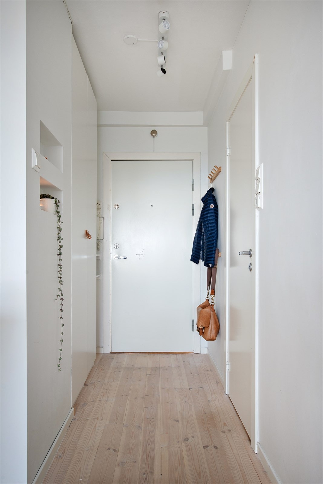 Plassbygde utstillingshyller og dørcallingssytem som gjør det enkelt å slippe inn gjester fra gateplan. Galleribilde