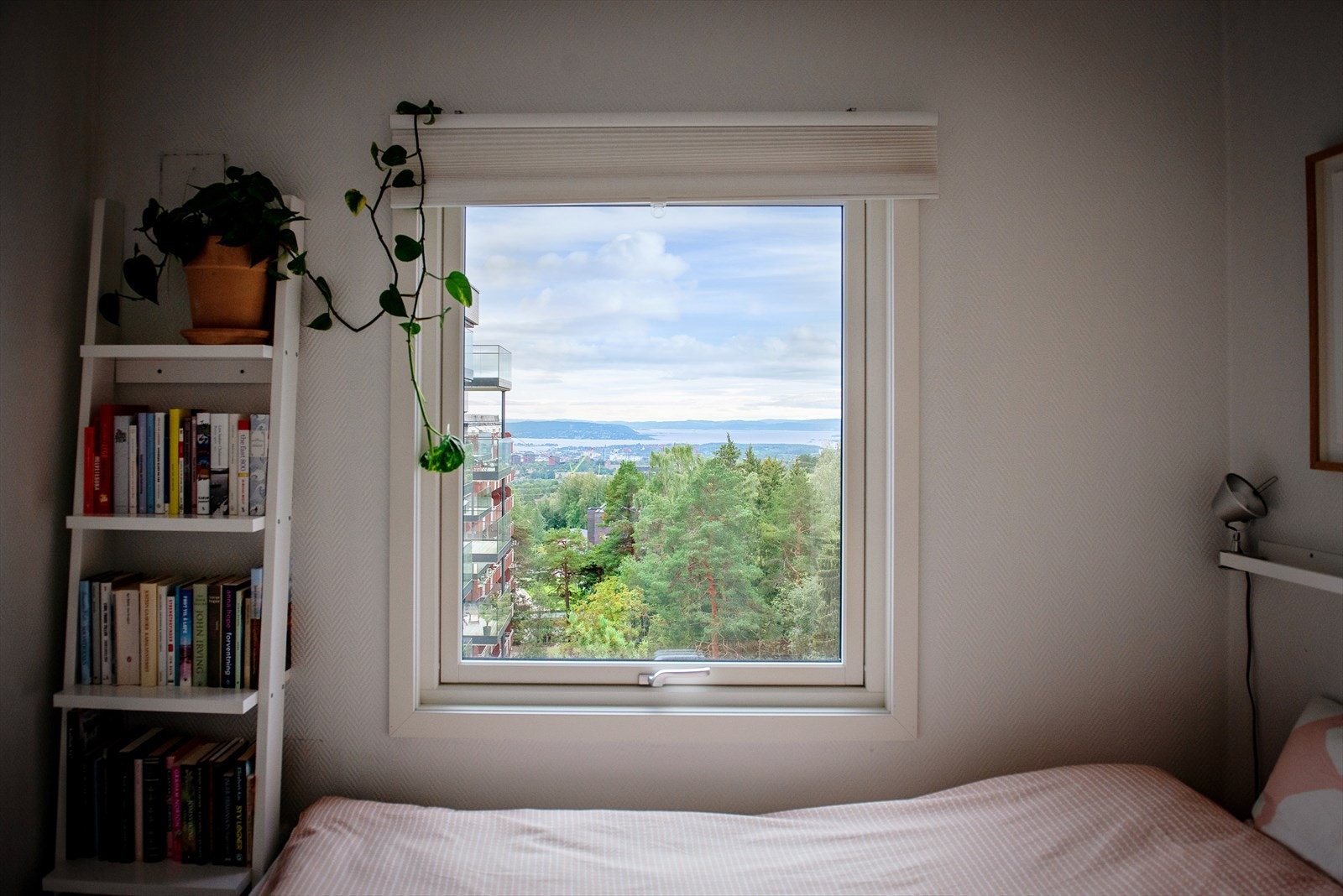 Fantastisk utsikt og stor vindusflate som gir sjenerøst med naturlig lys. Galleribilde