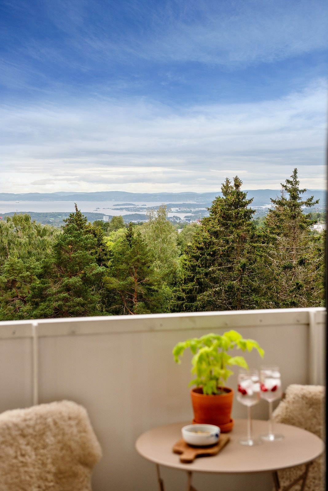 Grønn og frodig utsikt fra balkong. Galleribilde