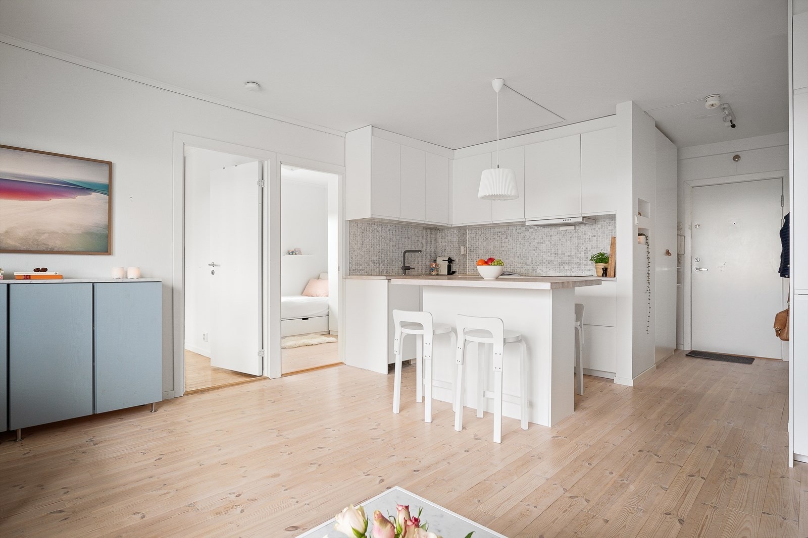 Egen kjøkkenøy med barstoler for ekstra benkplass. Galleribilde