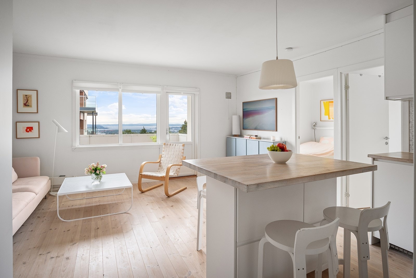 Oppholdsrommet har en åpen stue/kjøkken løsning som gir leiligheten en sosial atmosfære. Galleribilde