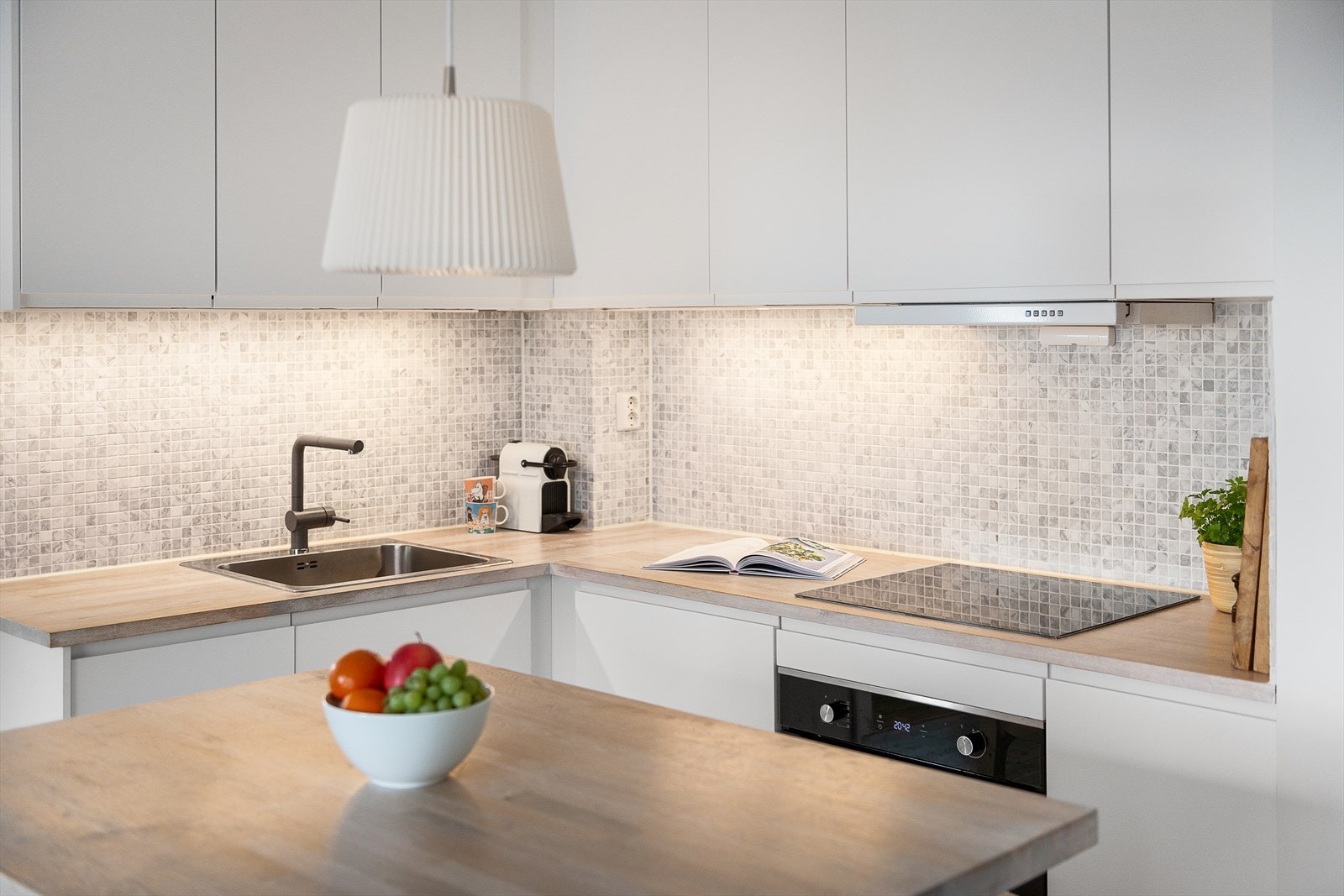 Stekeovn, platetopp, kjøl/frys og oppvaskmaskin er integrert i kjøkkeninnredningen. Galleribilde