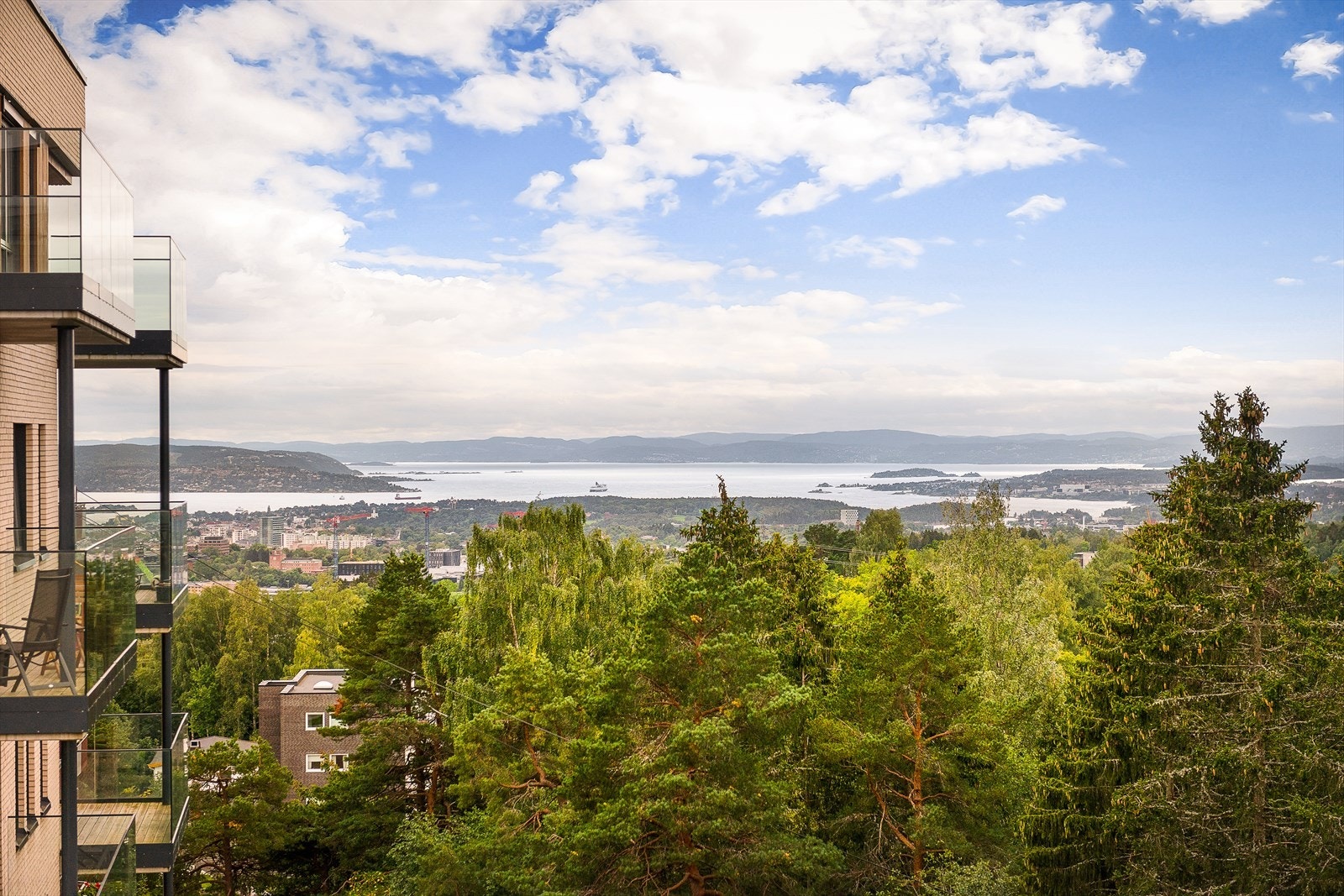 Velkommen til Folke Bernadottes vei 6, presentert av Alexander Svendsen. Galleribilde