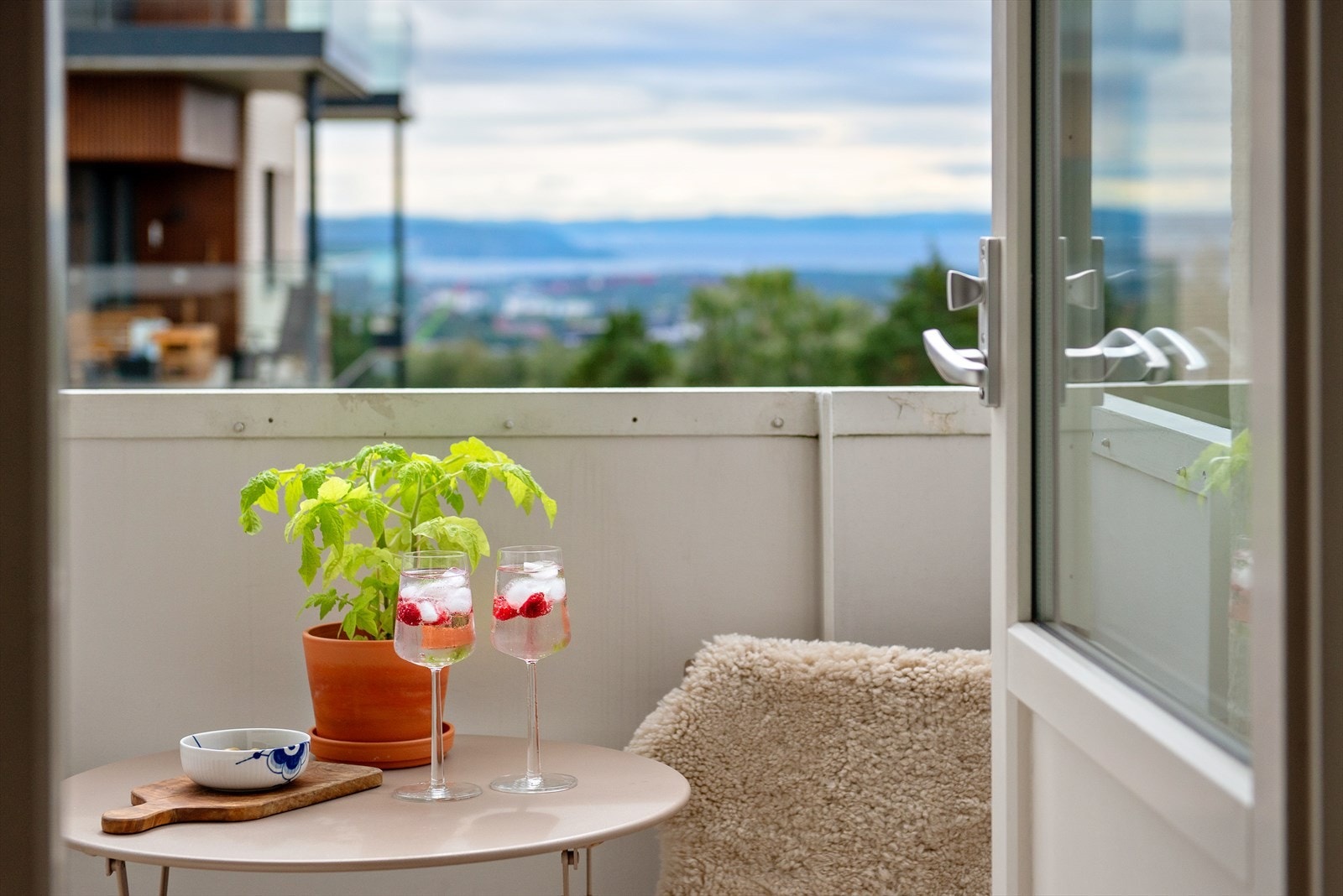 Fra Stuen har du adgang til sydvestvendt balkong. Galleribilde