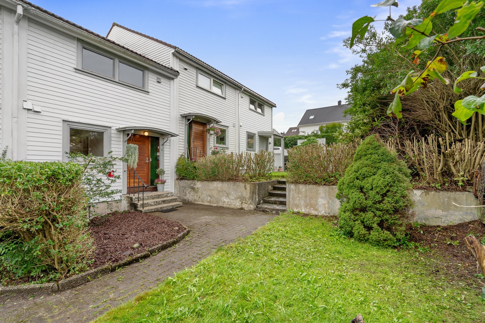 Pent opparbeidet tomt med grøntareal og beplantning. Galleribilde