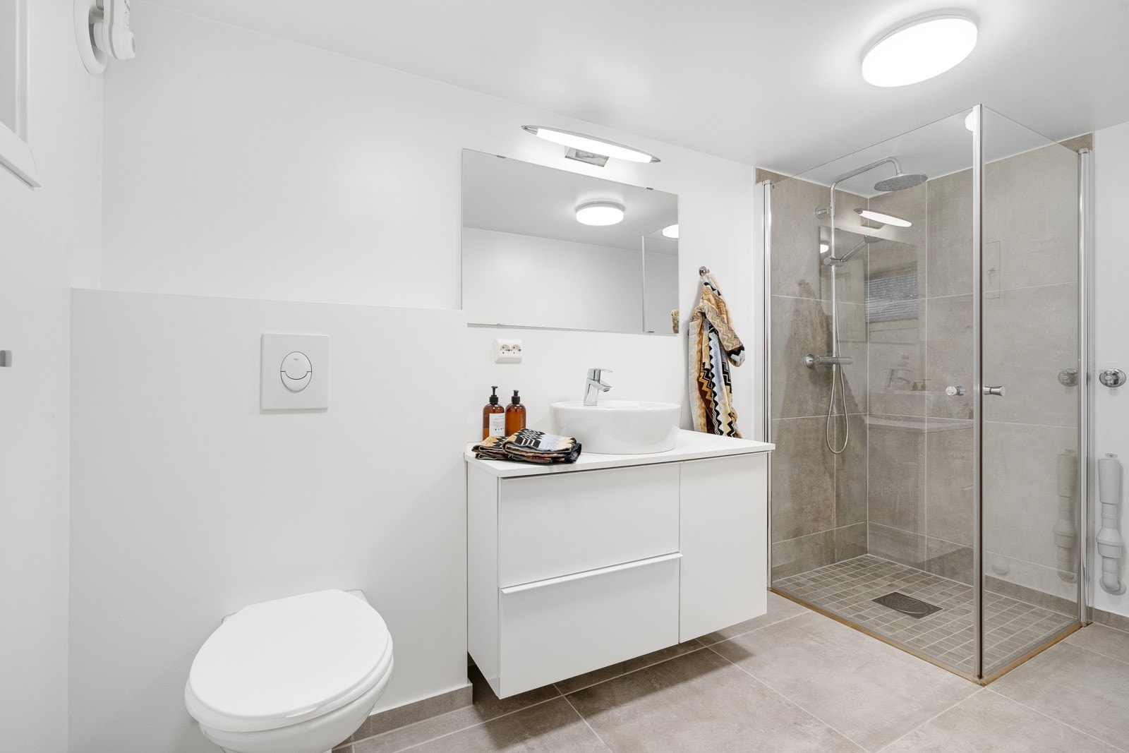 Fliselagt bad fra 2018 med gulvvarme. Galleribilde