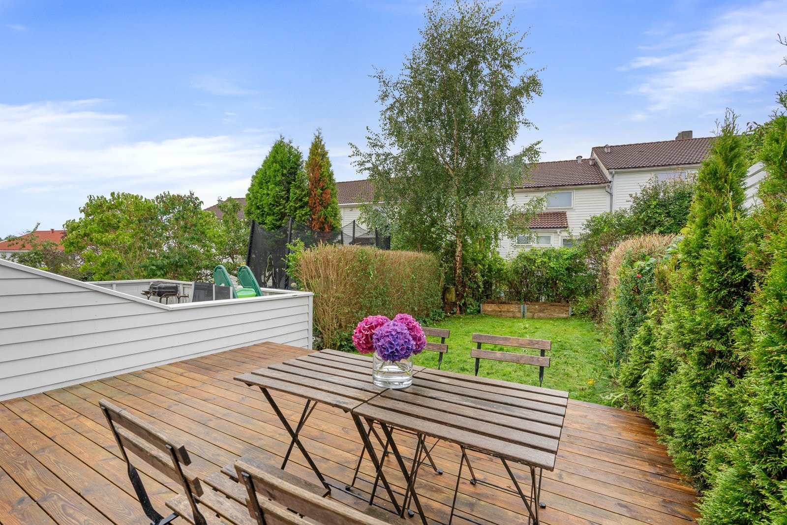 Boligen ligger sentralt men likevel tilbaketrukket til i et ettertraktet boligfelt på Våland. Galleribilde