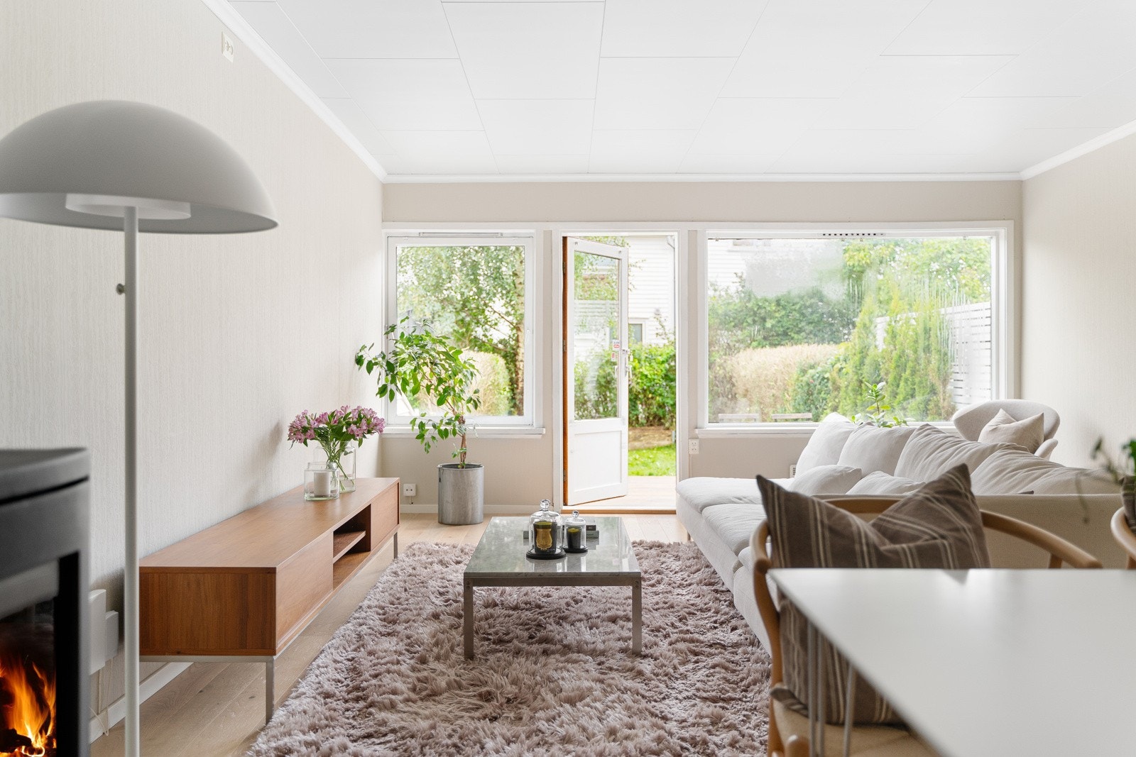 Store vindusflater med rikelig naturlig lysinnslipp. Galleribilde