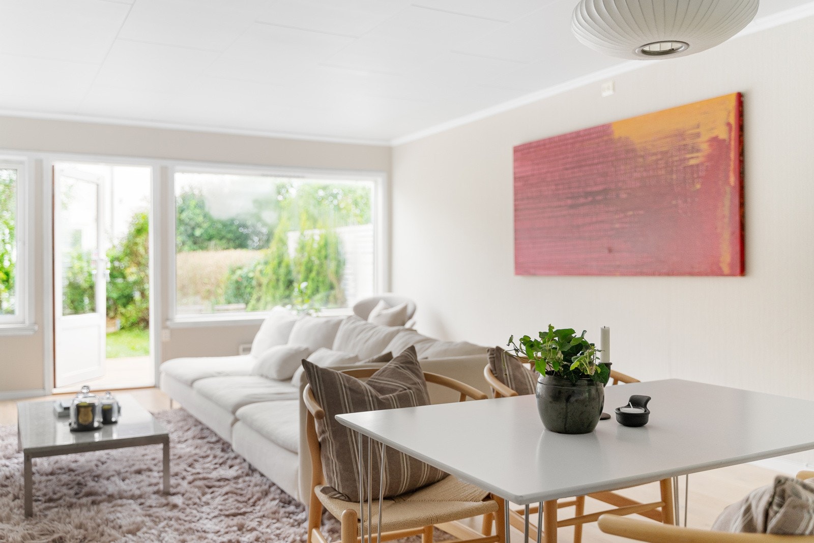 Romslig stue og kjøkken i åpen løsning. Galleribilde