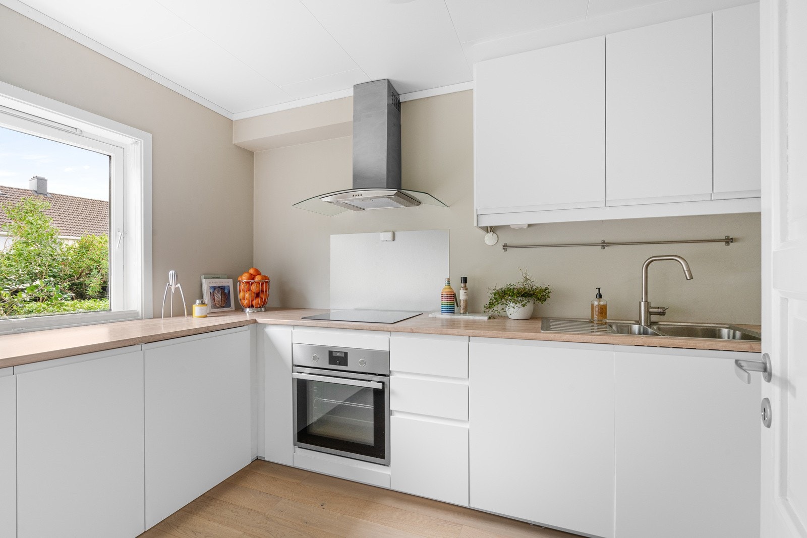 Lekkert kjøkken med integrerte hvitevarer. Galleribilde