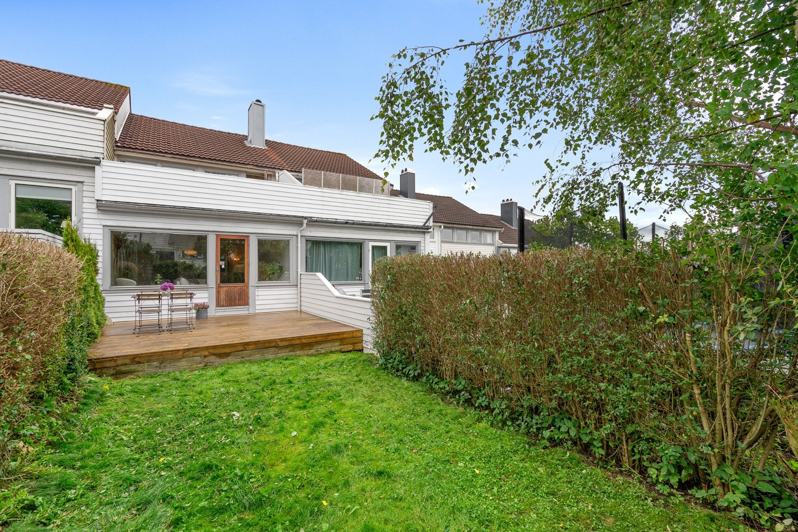 Fra stuen har man utgang til koselig uteområde med hage. Galleribilde