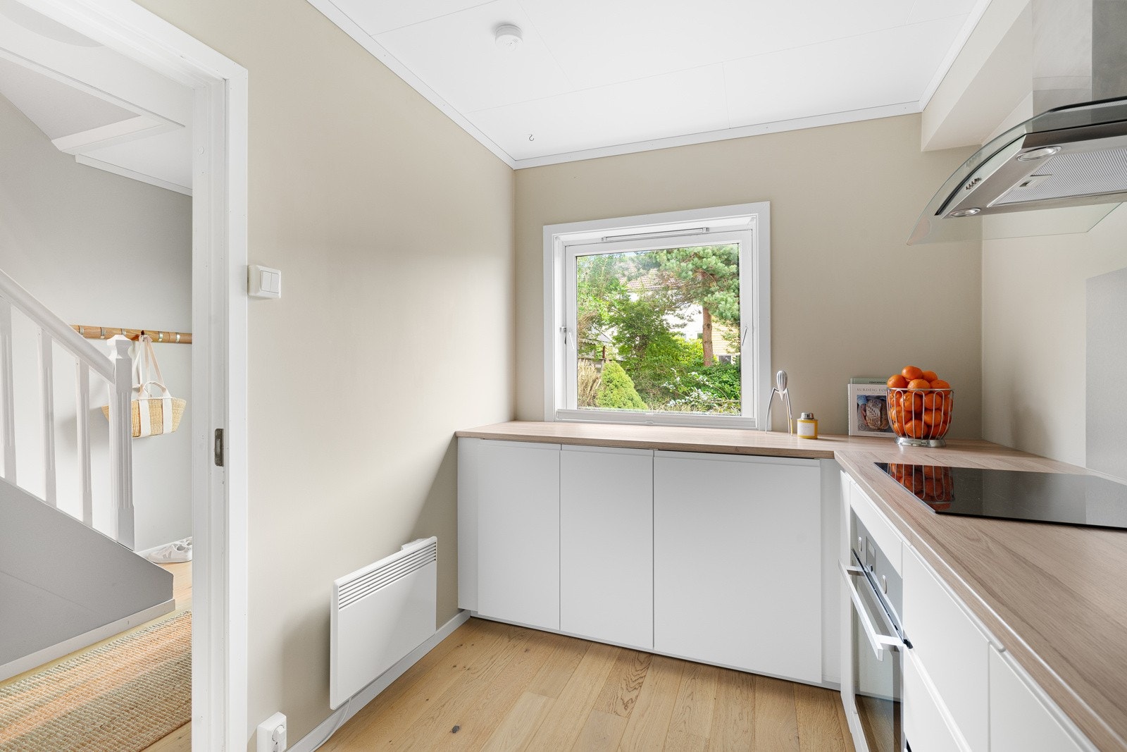 Godt med skap- og benkeplass. Galleribilde