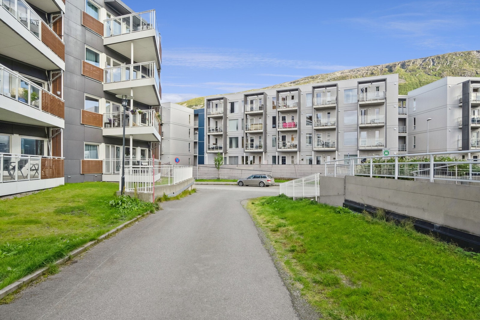 Velkommen til Tomasjordnes 136- En pen 2-roms med balkong, utsikt og garasjeplass. Oppvarming,og varmtvann inkludert i fellesutg! Direktebuss til UNN/ UiT Galleribilde