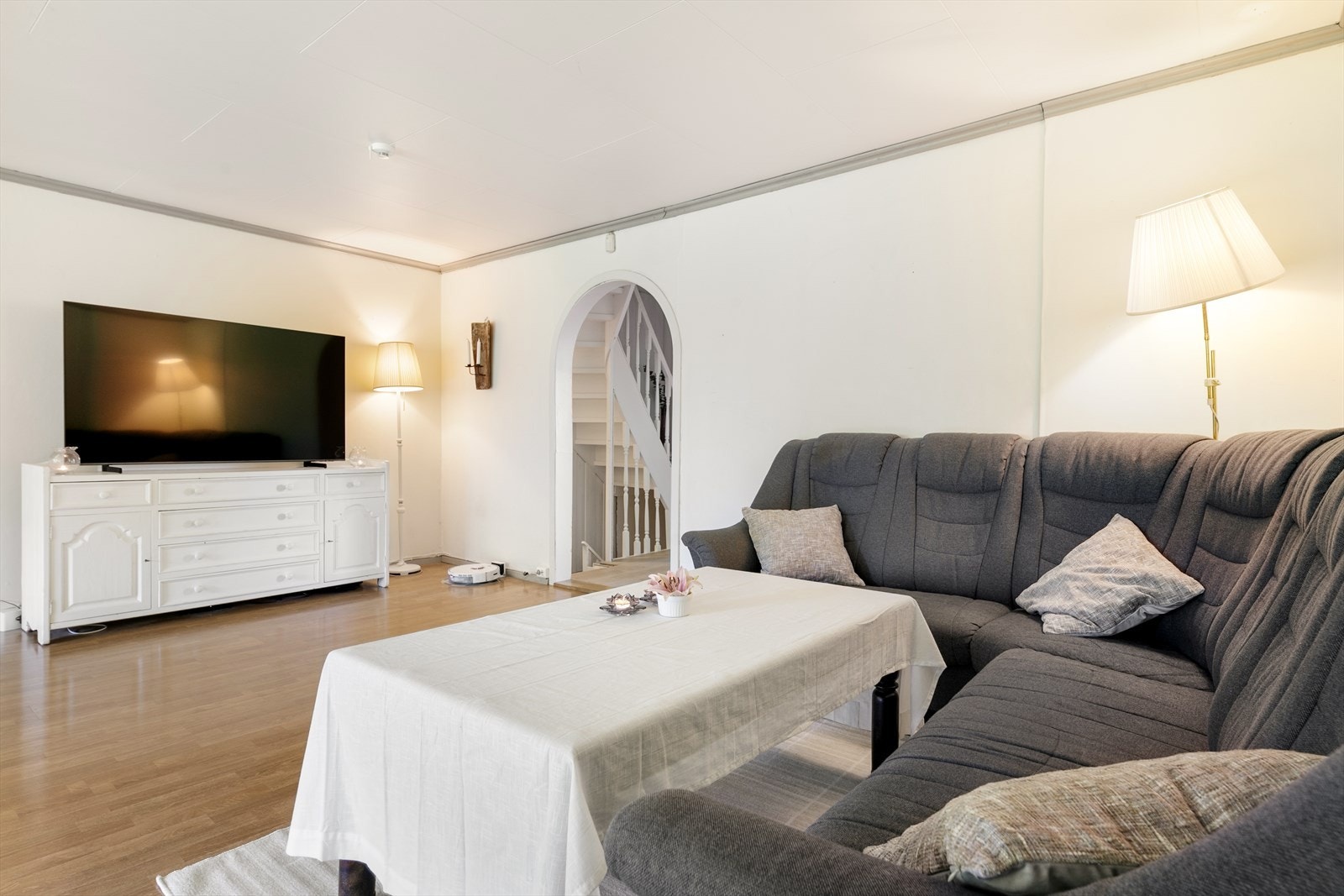 Stue med plass til stor sofa og TV. Galleribilde