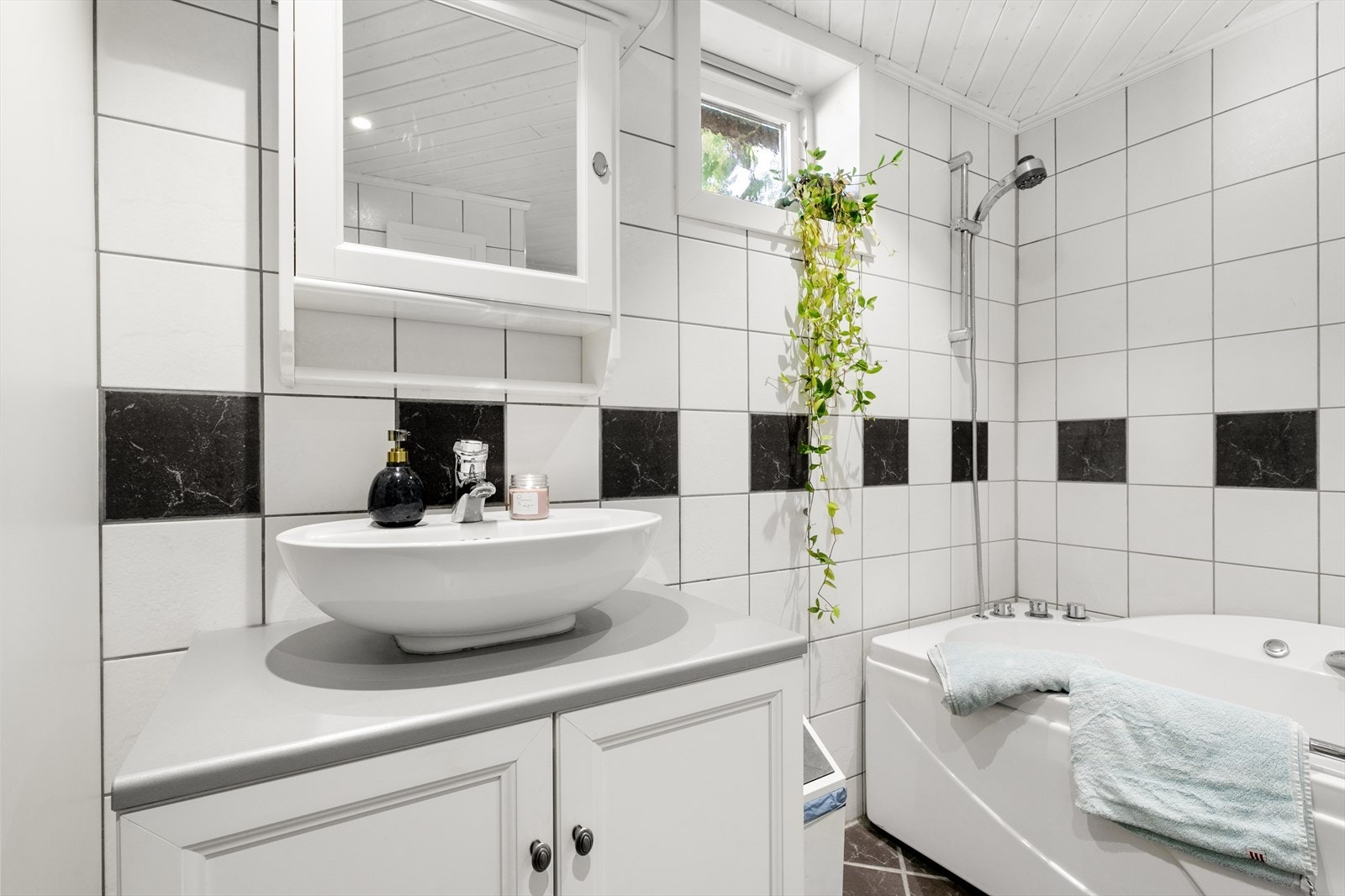 Stilig bad med badekar og moderne servant. Galleribilde