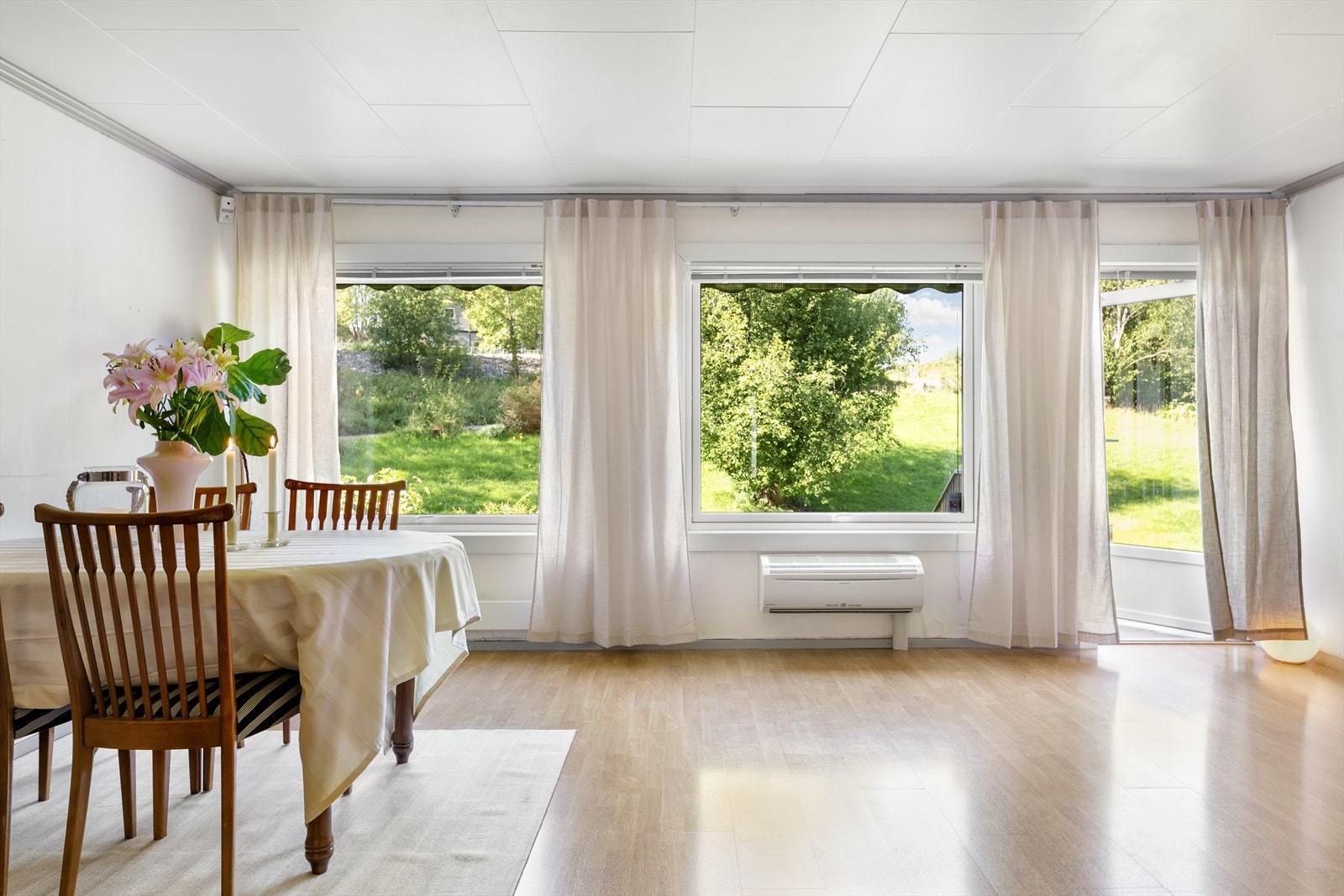 Fra stuen er det utgang til en solrik hage. Galleribilde