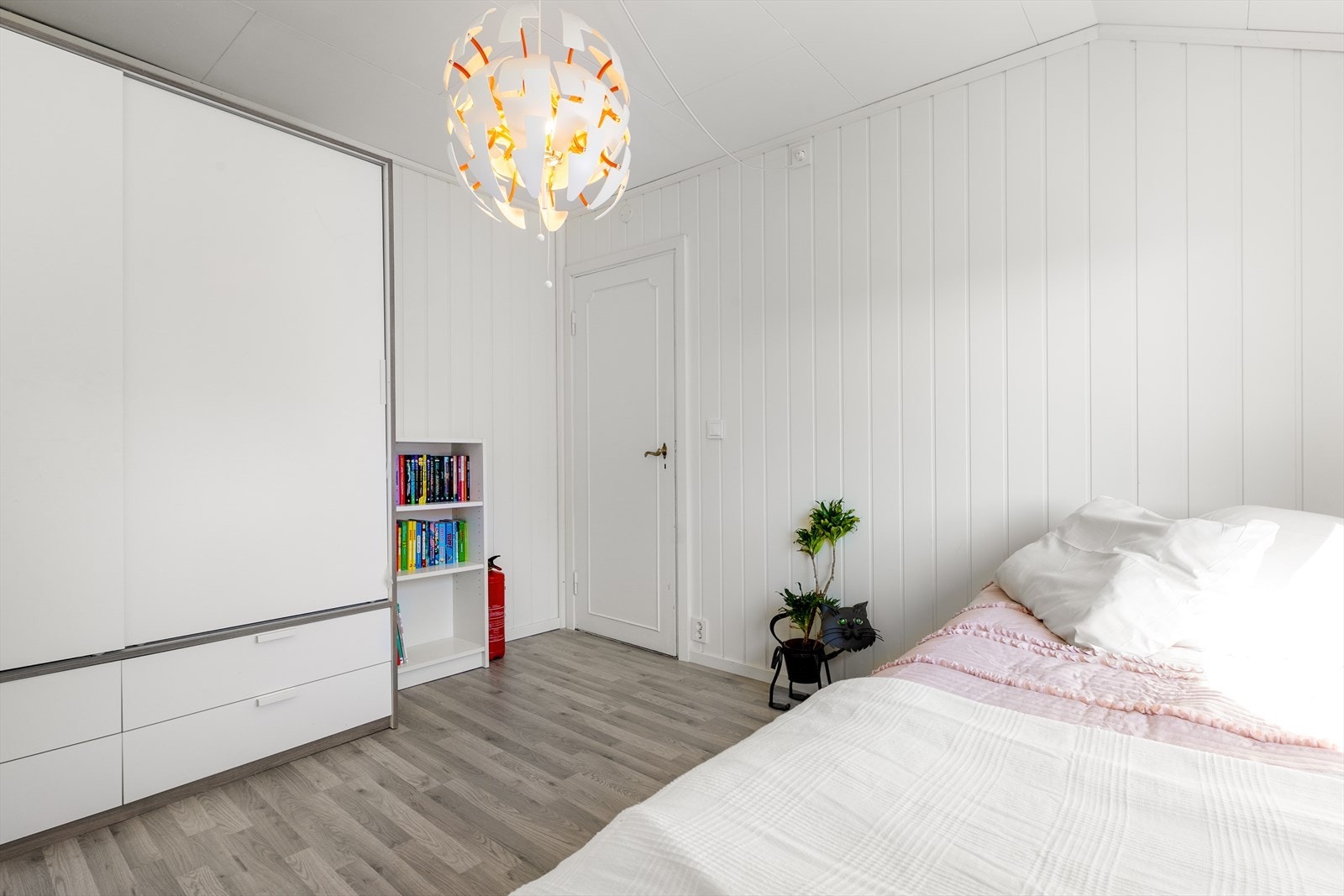 Soverom med god plass til garderobe skap og god oppbevaringsplass. Galleribilde