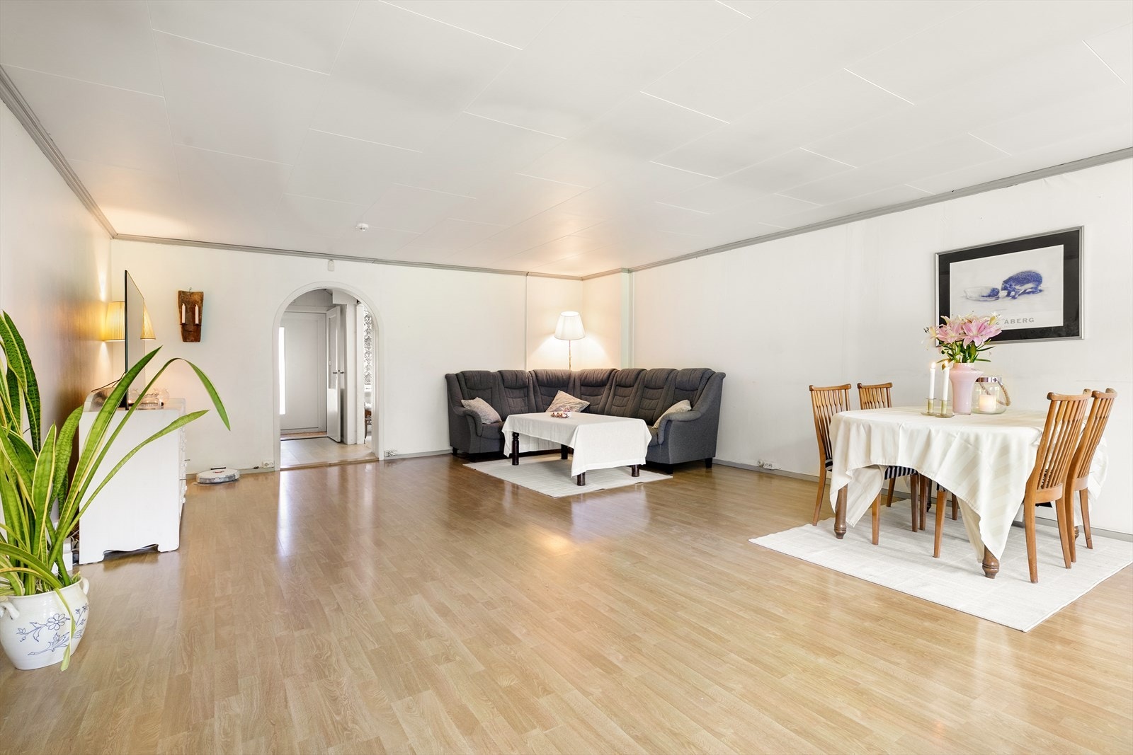 Stor stue med god planløsning og mange møblerings muligheter. Galleribilde