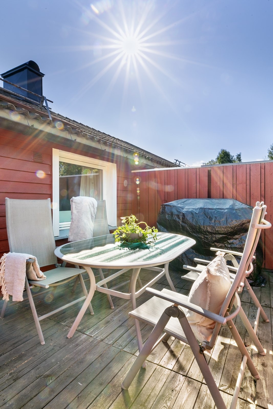 Terrasse på 14 kvm orientert mot vest med god plass til sittegruppe og grillmuligheter. Galleribilde