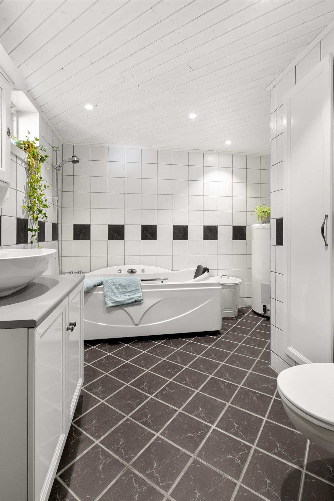 Stort bad med boblebad og moderne innredning. Galleribilde