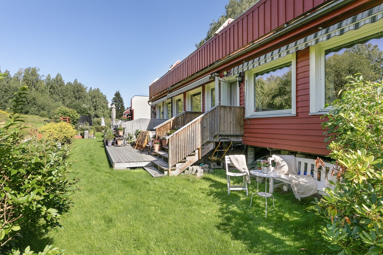 Velholdt hage som er orientert mot vest med sol fra morgen til kveld. Galleribilde