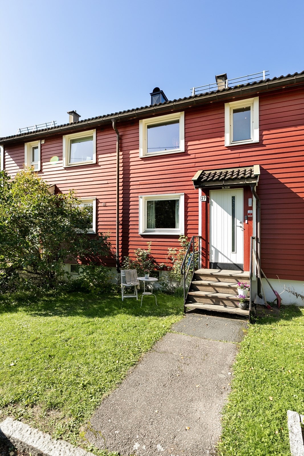 Koselig fasade med inngangsparti og romslig plass for en hyggelig sittegruppe. Galleribilde