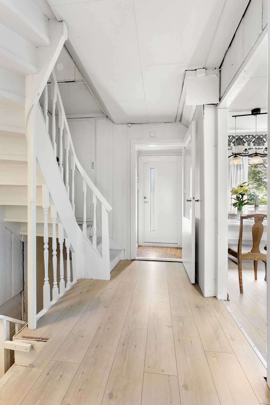 Rekkehuset har en praktisk entrè/vindfang med garderobenisje for oppbevaring av sko og klesheng. Galleribilde